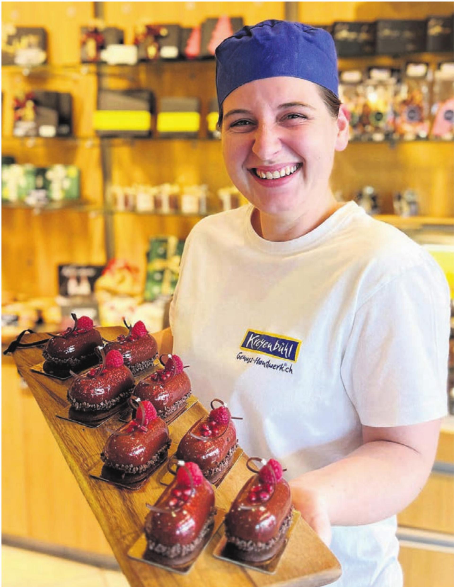 Konditorin Lea Oswald darf stolz sein auf ihre mit Gold prämierte Choco-Mousse-Himbeer-Patisserie. Bild: zg