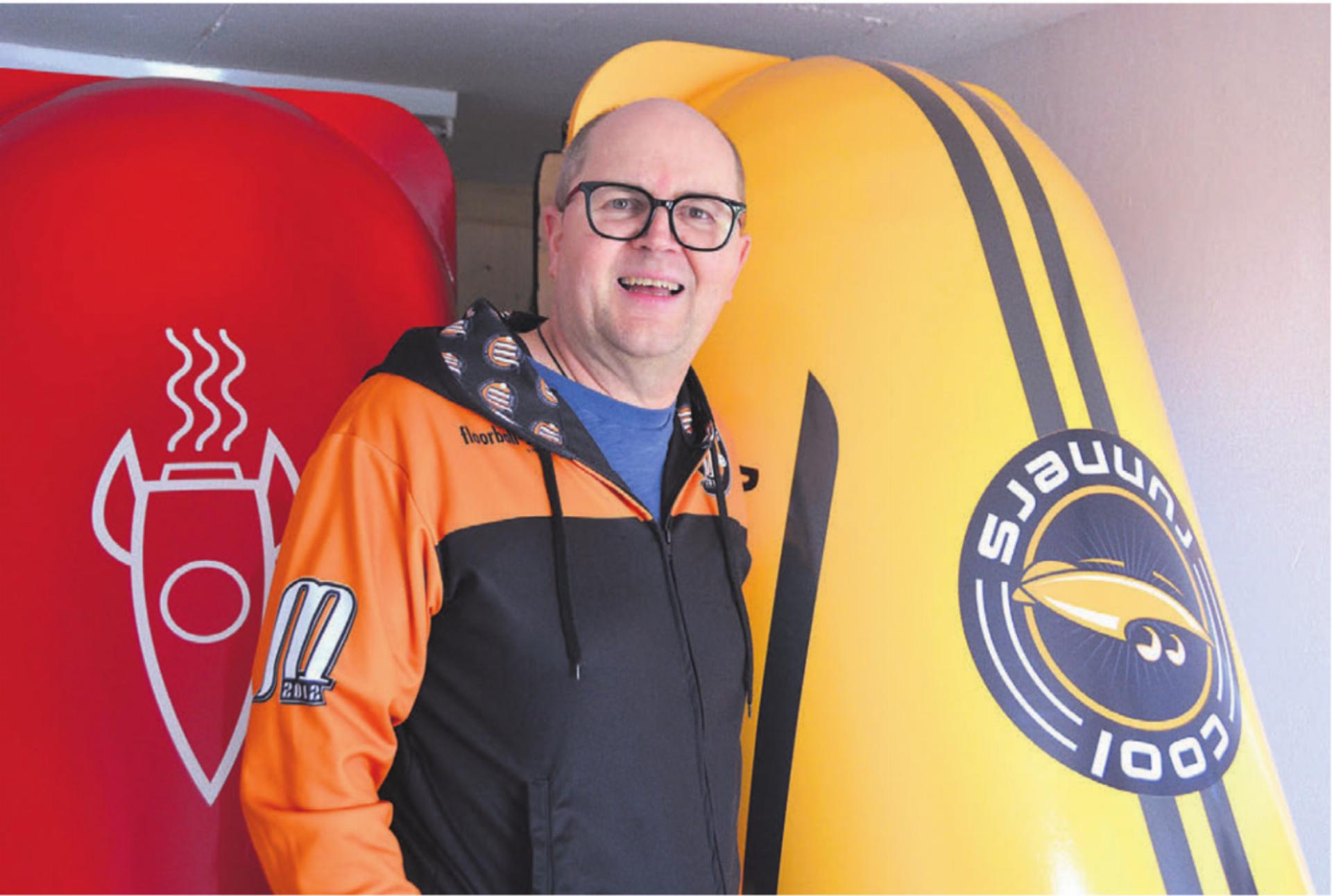 Stefan Graber vom Unihockeyclub Mutschellen freut sich, die Seifenkisten aus dem Lager zu holen. Bild: Roger Wetli - Das Bild wird blockiert. – Möglicherweise durch einen aktiven Adblocker.