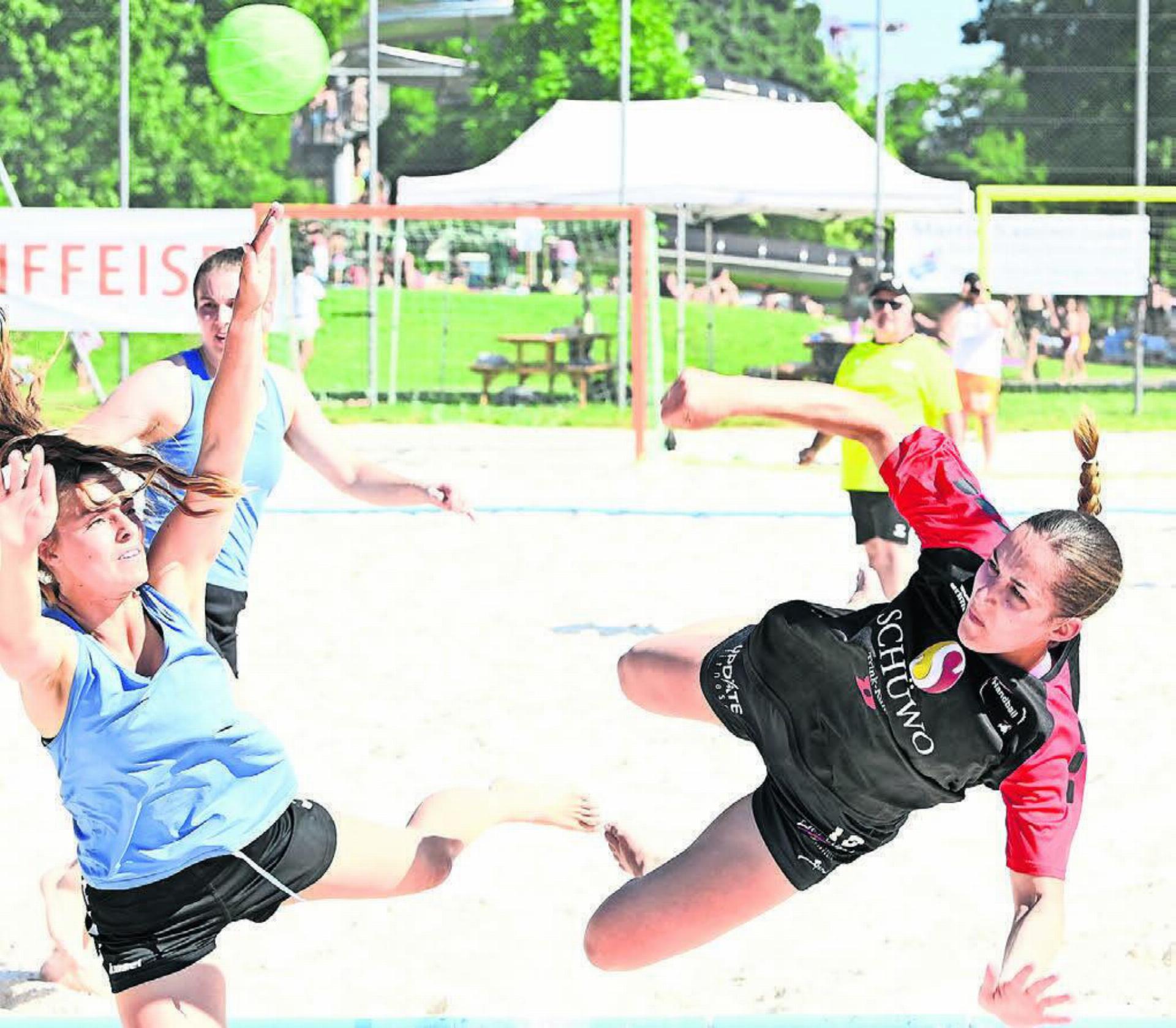 Auf dem Sandfeld gehört Francine Biffiger (rechts) zu den besten Spielerinnen des Landes. Im Juni brachte sie mit viel Engagement den Trendsport ins Freiamt – und dies erfolgreich. Bild: awa