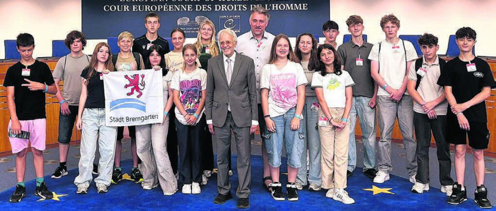Die Bremgarter Kinder wurden von Andreas Zünd am Europäischen Gerichtshof für Menschenrechte empfangen. Bild: zg