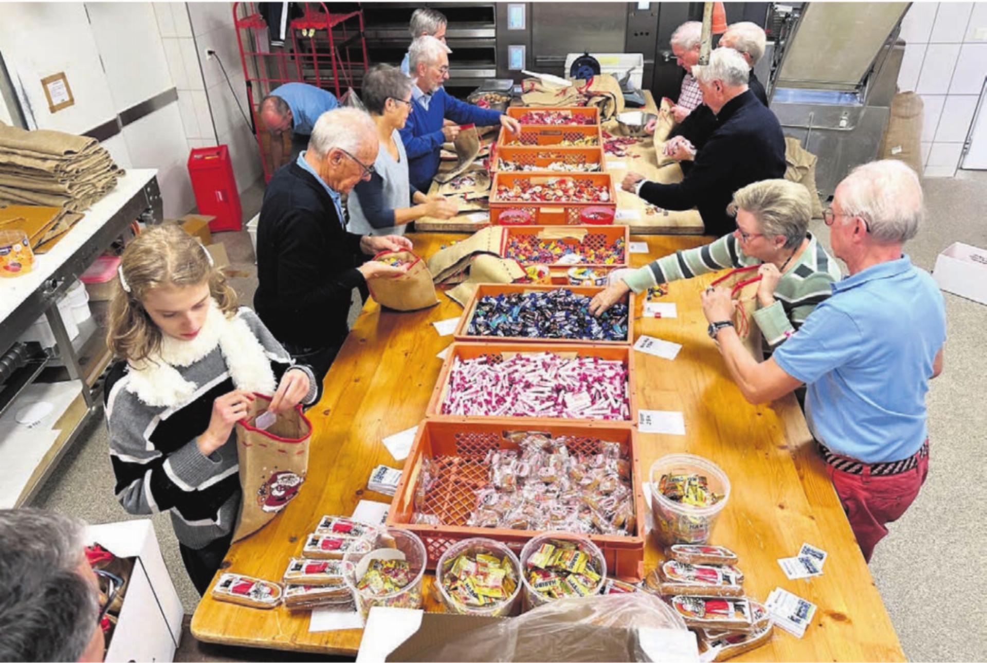 Die Mitglieder und der Anhang des Kiwanis Club Lindenberg füllen in der Backstube der Bäckerei Kreyenbühl in Muri die 2000 Chlaussäckli ab. Bild: zg - Das Bild wird blockiert. – Möglicherweise durch einen aktiven Adblocker.