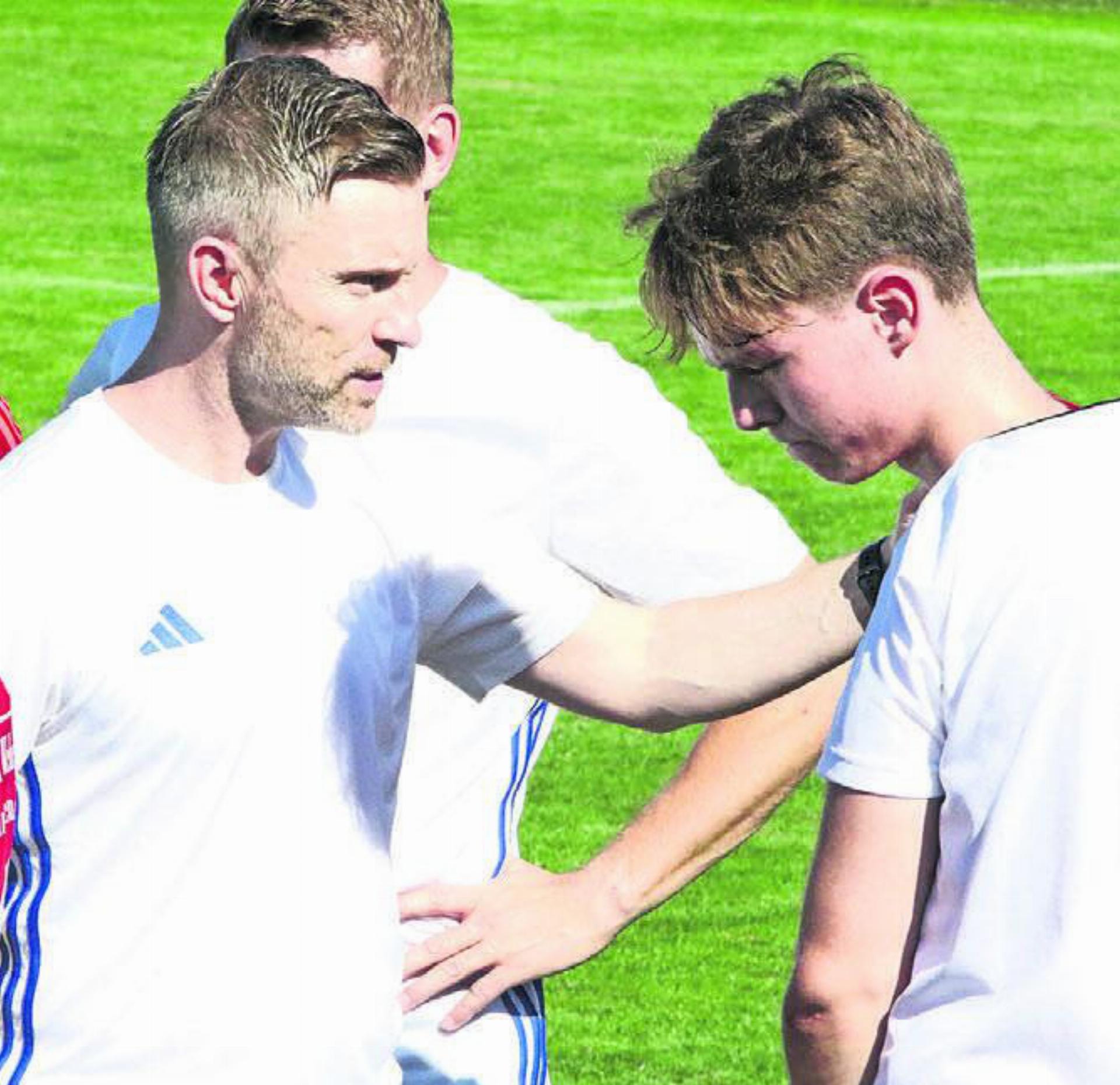Alain Schultz (links) gibt Dylan Bruggmann Instruktionen. Der frühere Captain des FC Wohlen ist jetzt Trainer des FC Muri.