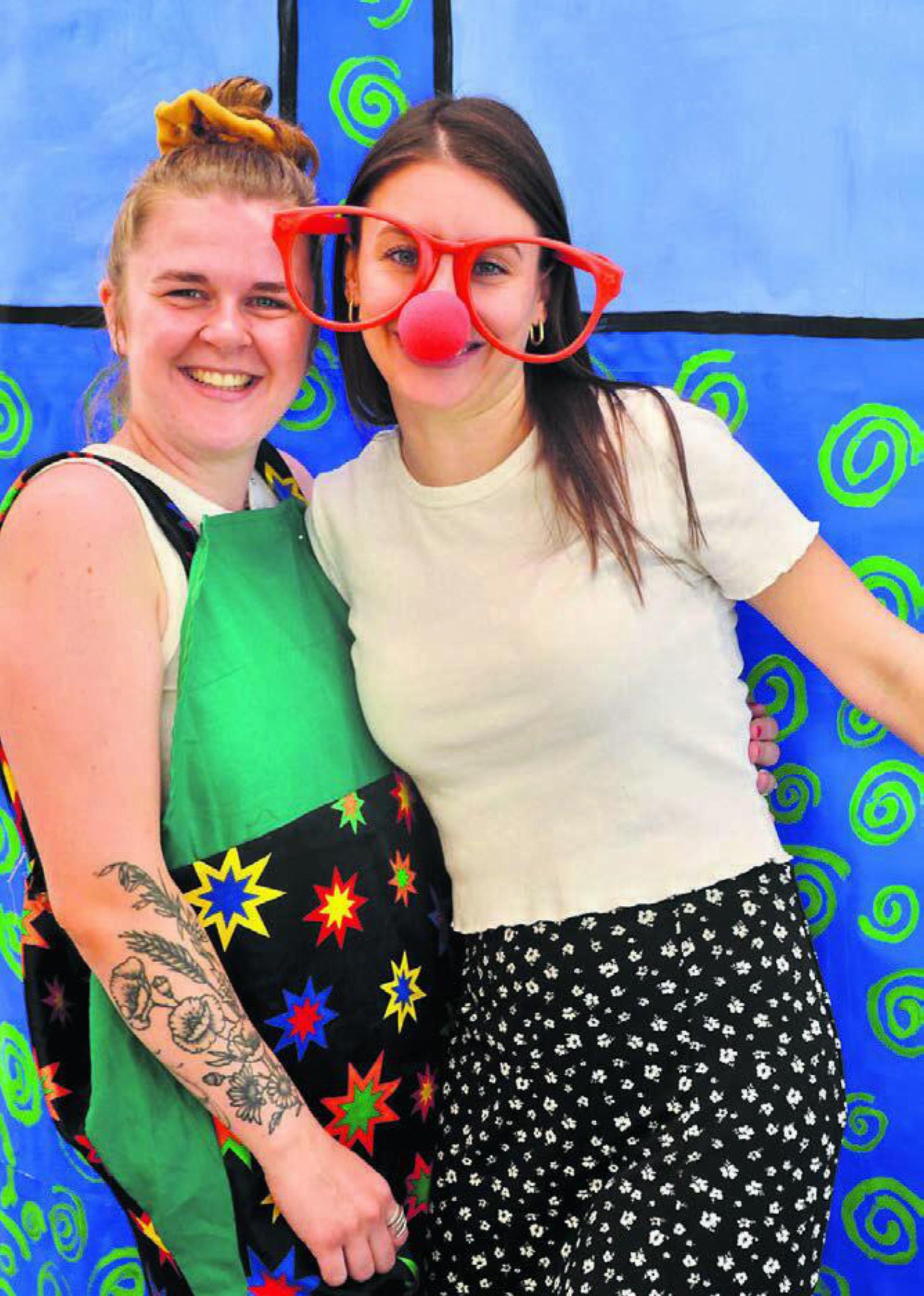 Engagiertes Lehrerinnen-Duo: Olivia Gumann und Luisa Jablonski. Bilder: Thomas Stöckli