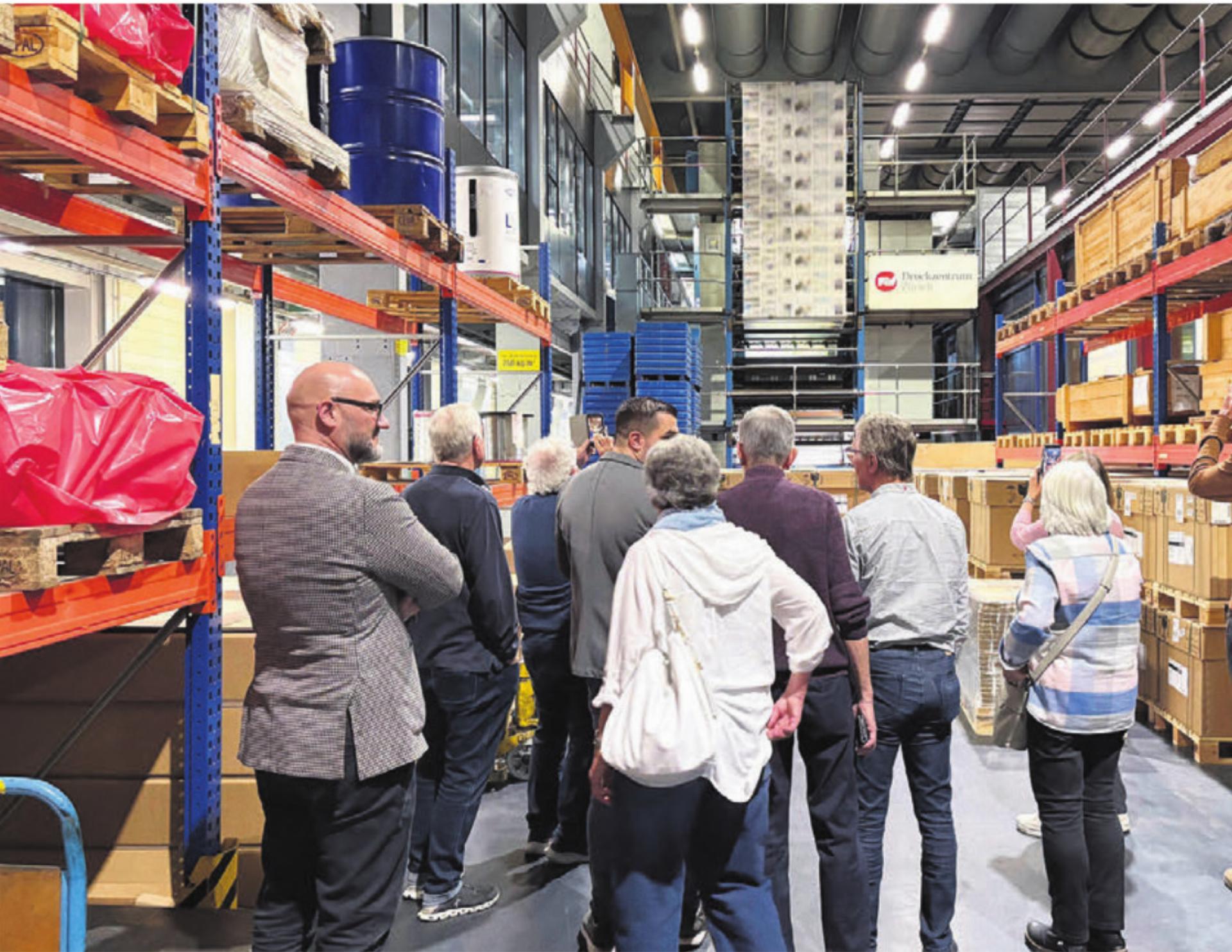 In Kleinstgruppen wurde den Teilnehmenden die Funktionsweise der mehrstöckigen Druckmaschine erklärt, während diese im Hintergrund ihre Arbeit verrichtete und der «Tages Anzeiger» in atemberaubender Geschwindigkeit gedruckt wurde. - Das Bild wird blockiert. – Möglicherweise durch einen aktiven Adblocker.