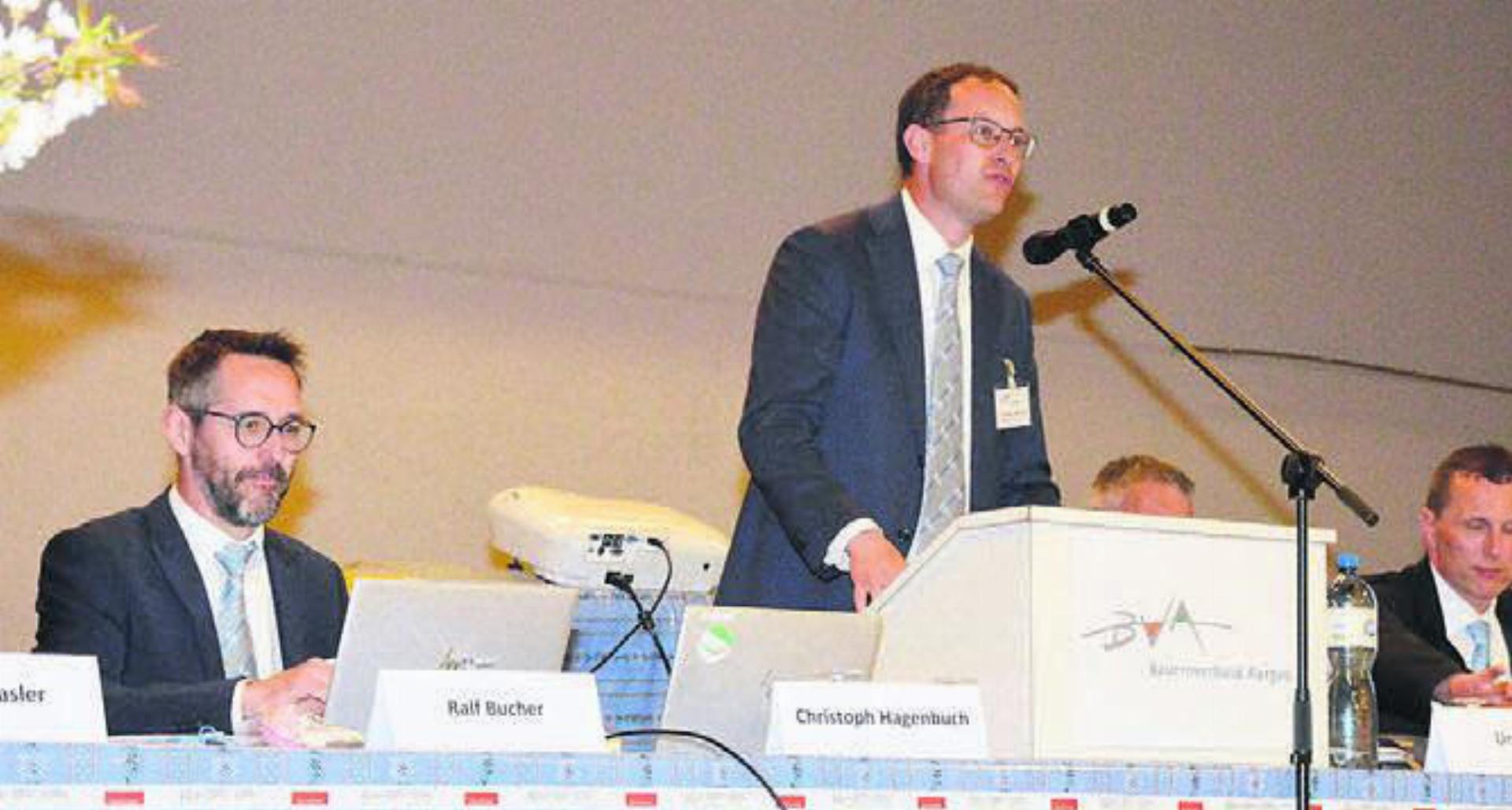 Präsident Christoph Hagenbuch (Mitte) plädierte für Vertrauen statt Kritik. Links von ihm sitzt Ralf Bucher, Geschäftsführer des BVA aus Mühlau. Bild: zg