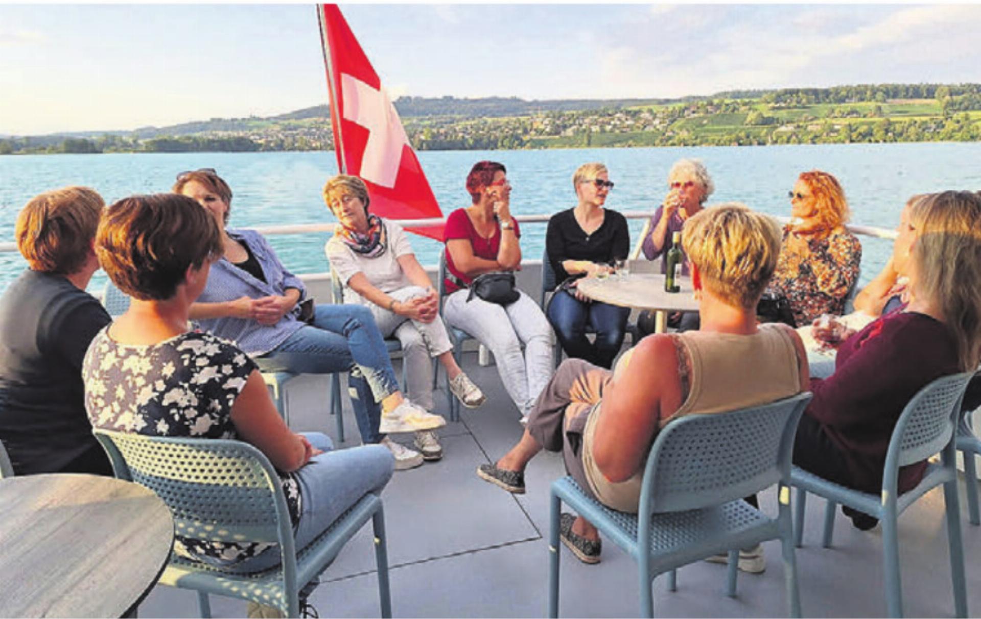 Einen perfekten Sommerabend erlebten die Landfrauen auf dem Hallwilersee. Bild: zg - Das Bild wird blockiert. – Möglicherweise durch einen aktiven Adblocker.
