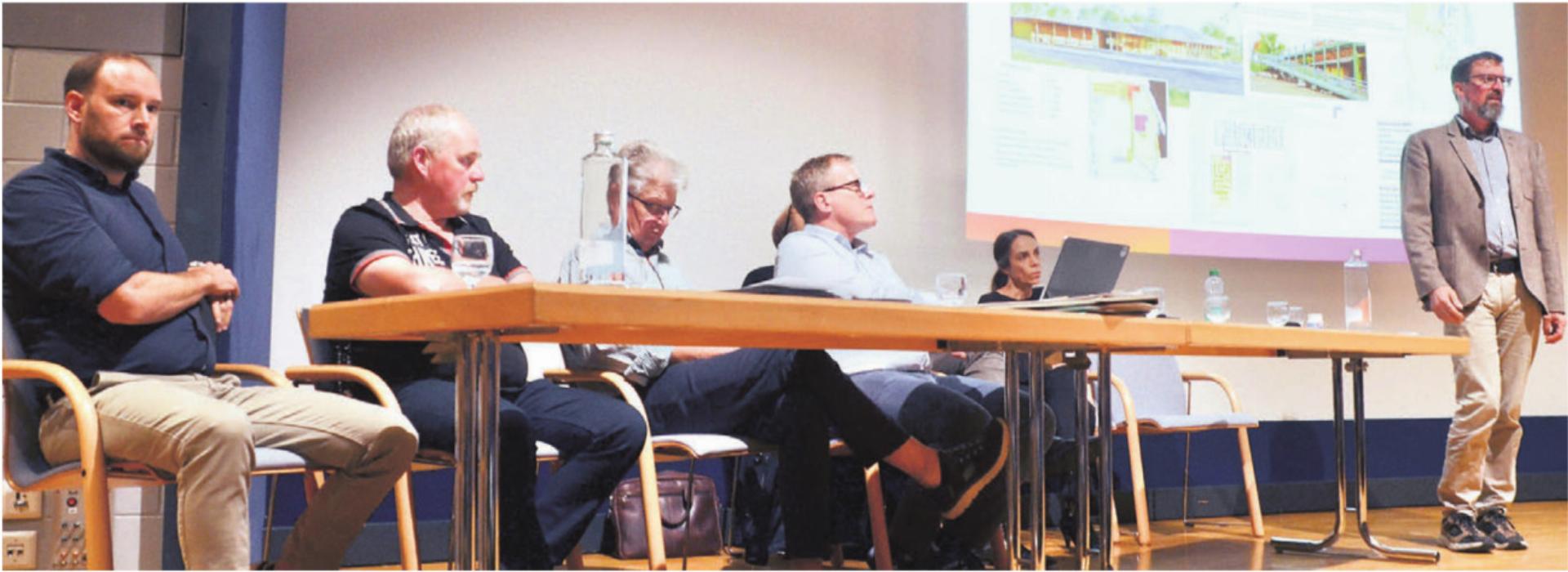 Für die Informationsveranstaltung zum Badi-Ausbau hat sich Gemeinderat Beat Küng (rechts) eine geballte Ladung an Expertise aufs Podium des Dachtheaters geholt. Bild: Thomas Stöckli - Das Bild wird blockiert. – Möglicherweise durch einen aktiven Adblocker.