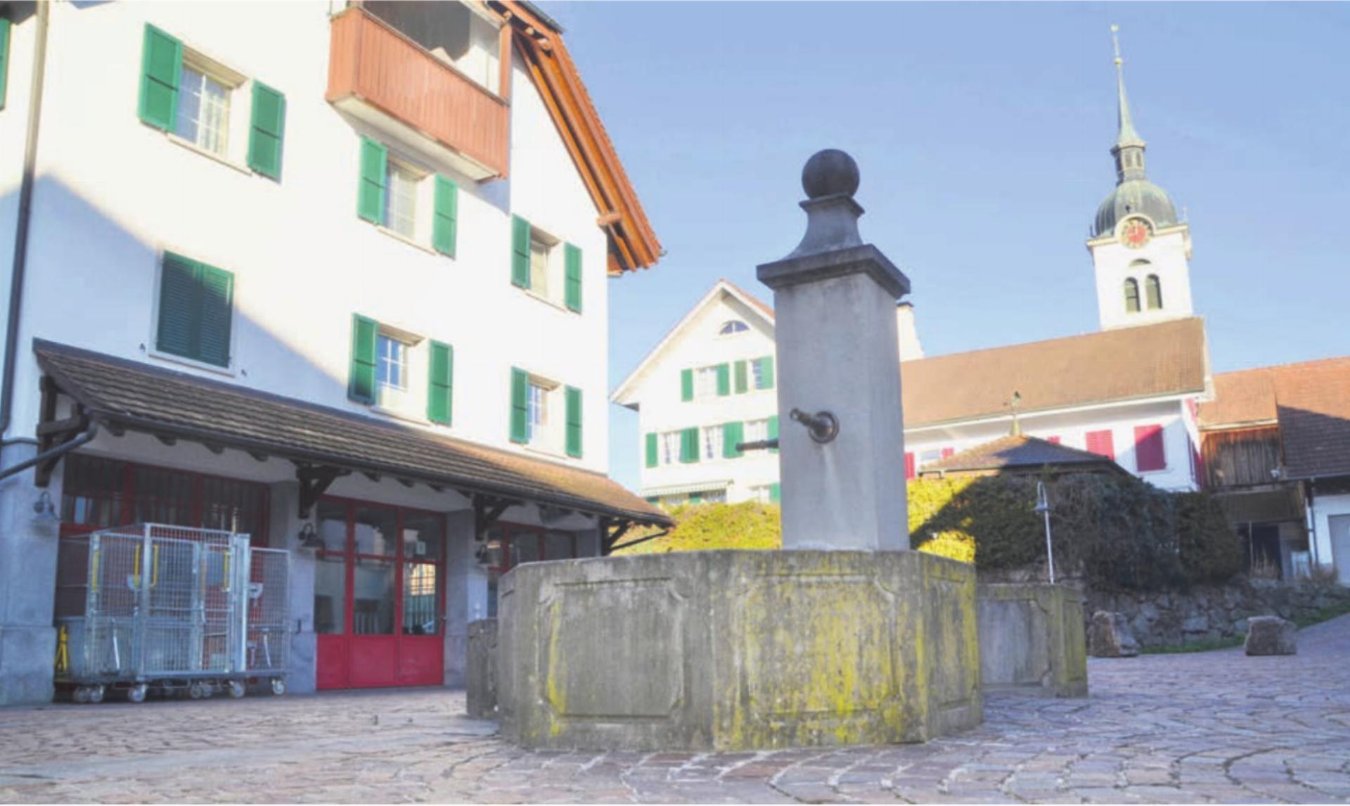 Der Dorfplatz in Oberlunkhofen wird aktuell kaum als solcher genutzt. Bilder: Thomas Stöckli / zg - Das Bild wird blockiert. – Möglicherweise durch einen aktiven Adblocker.