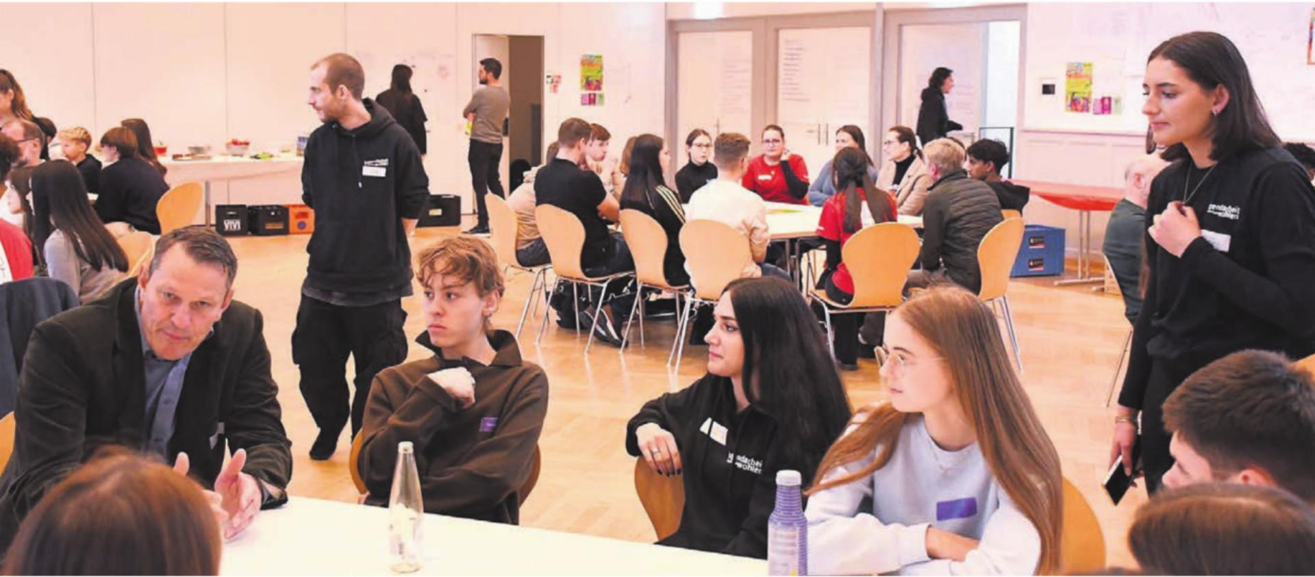 Gelungene Diskussionsrunden: Projektleiterin Sana Wazir (stehend, rechts) an einem Tisch mit Gemeinderat Roland Vogt (links). Bilder: Daniel Marti - Das Bild wird blockiert. – Möglicherweise durch einen aktiven Adblocker.