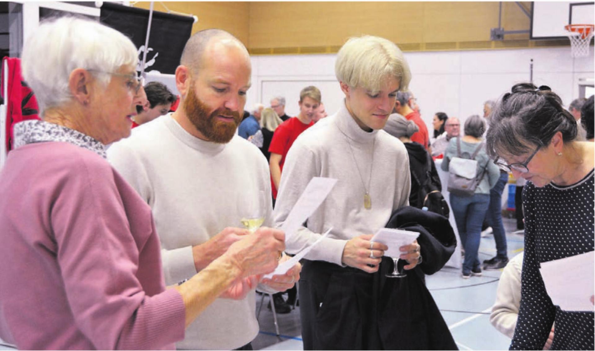 Am Zufiker Neuzuzügeranlass wurden viele Gespräche geführt. Bilder: Roger Wetli - Das Bild wird blockiert. – Möglicherweise durch einen aktiven Adblocker.