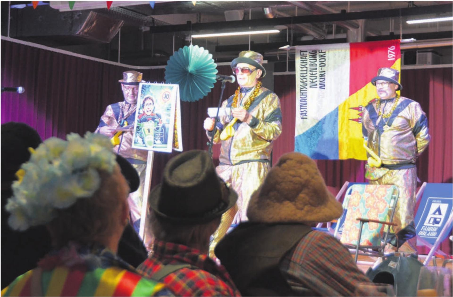 Die «Golden Boys» trugen ganz klassische Schnitzelbänke vor – samt Zeichnungen, wie hier SVP-Präsident Roman Roth und Tempo 30. - Das Bild wird blockiert. – Möglicherweise durch einen aktiven Adblocker.