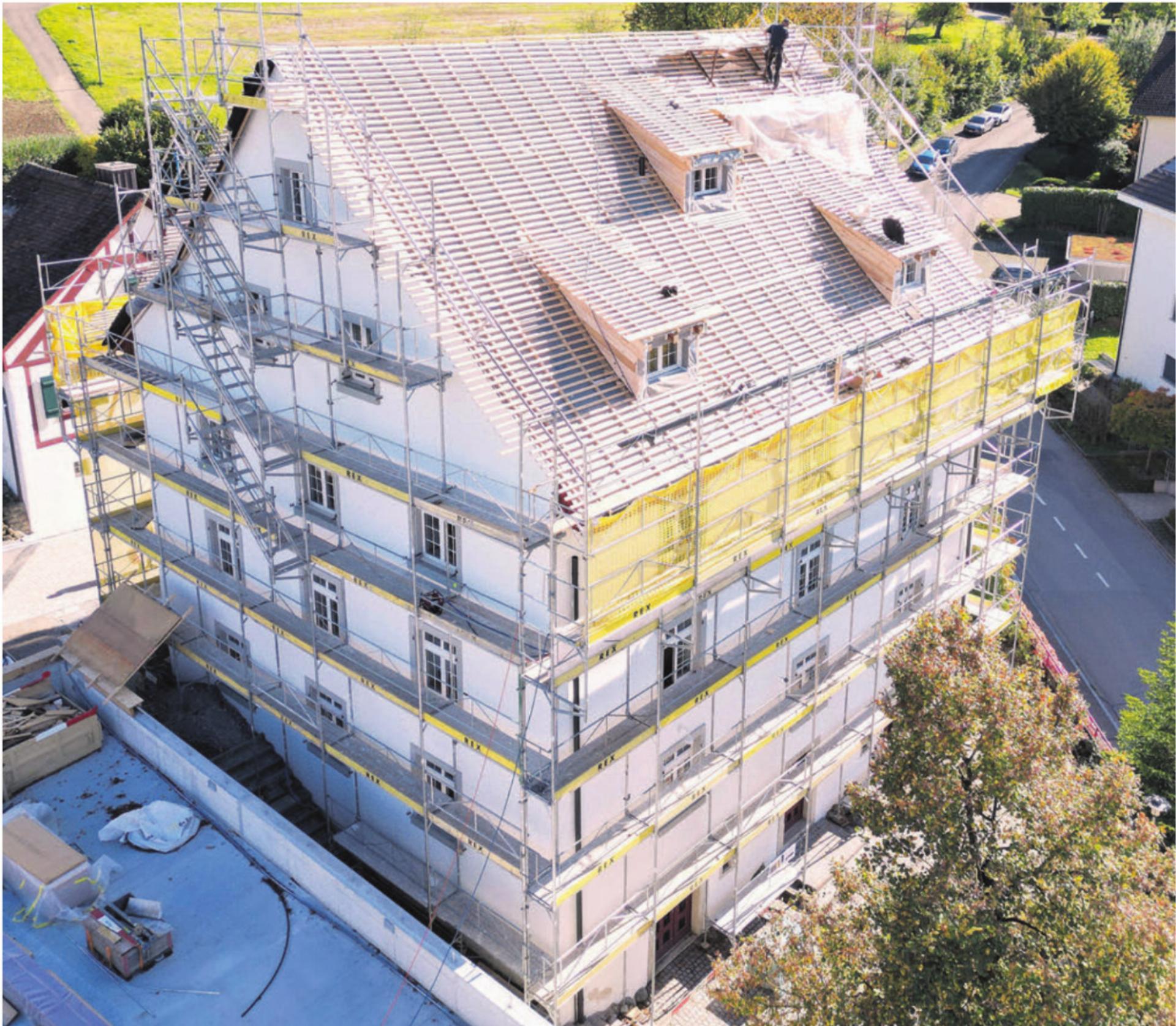 Das Gemeindehaus wurde für die aktuellen Arbeiten komplett eingerüstet. Bild: zg - Das Bild wird blockiert. – Möglicherweise durch einen aktiven Adblocker.