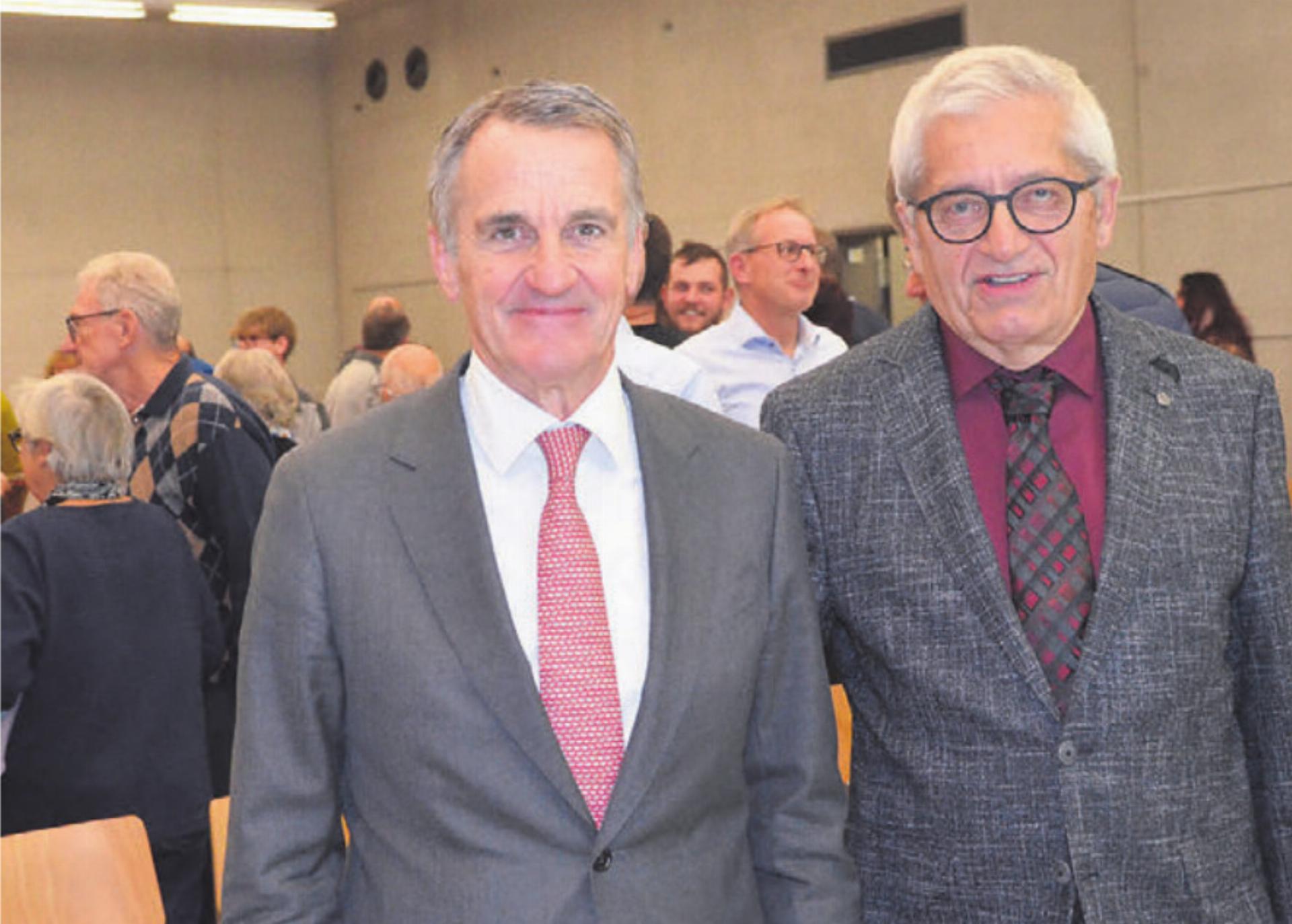 Zur Dernière trägt er erstmals eine Krawatte: Gemeinderat Luigi Alberti (rechts) wurde von Gemeindeammann Philipp Ackermann verabschiedet. - Das Bild wird blockiert. – Möglicherweise durch einen aktiven Adblocker.