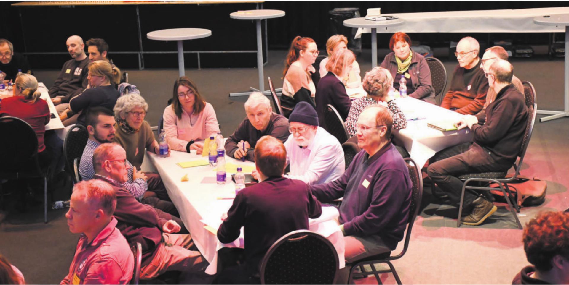 World-Café mit angeregten Diskussionen an insgesamt acht Tischen: Die Kulturakteure kamen dabei zu wichtigen Erkenntnissen. Bilder: Daniel Marti - Das Bild wird blockiert. – Möglicherweise durch einen aktiven Adblocker.