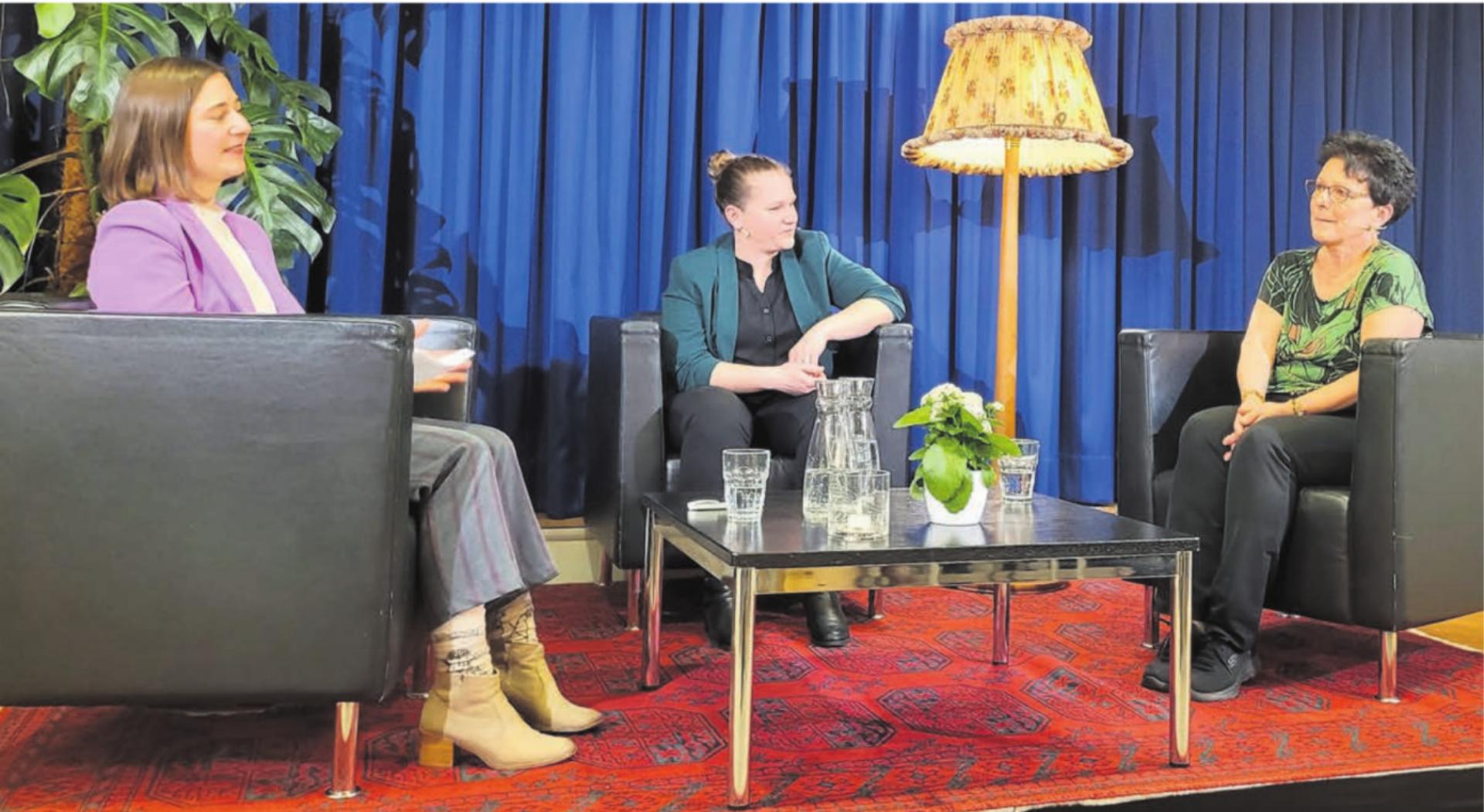 Elena Ibello (links) sucht sich jeden Monat Gesprächspartner, um über das Sterben und den Tod zu reden. Im Live-Podcast aus dem Reusspark waren dies Palliativ-Fachfrau Karin Rippstein (Mitte) und Helene Schnyder, die vor Kurzem von ihrem Mann Abschied nehmen musste.
Bild: Chregi Hansen - Das Bild wird blockiert. – Möglicherweise durch einen aktiven Adblocker.