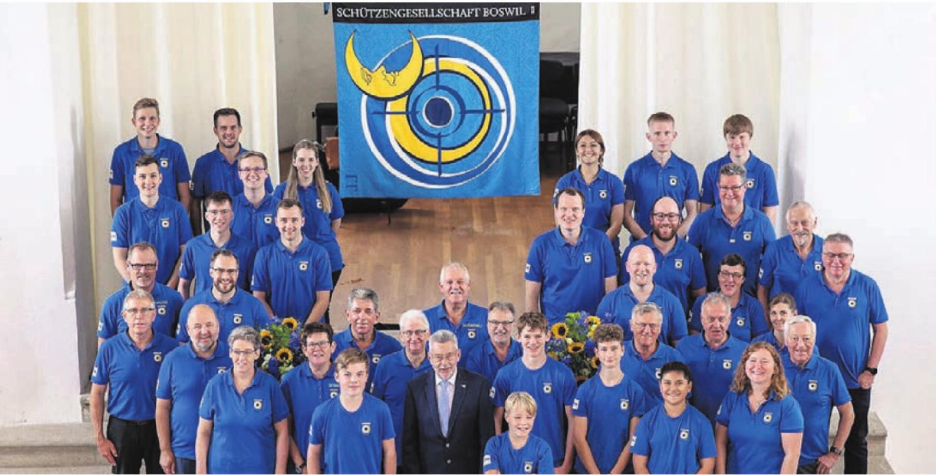 Die Boswiler Schützinnen und Schützen mit ihrer 
neuen Vereinsfahne.
Bild: zg - Das Bild wird blockiert. – Möglicherweise durch einen aktiven Adblocker.