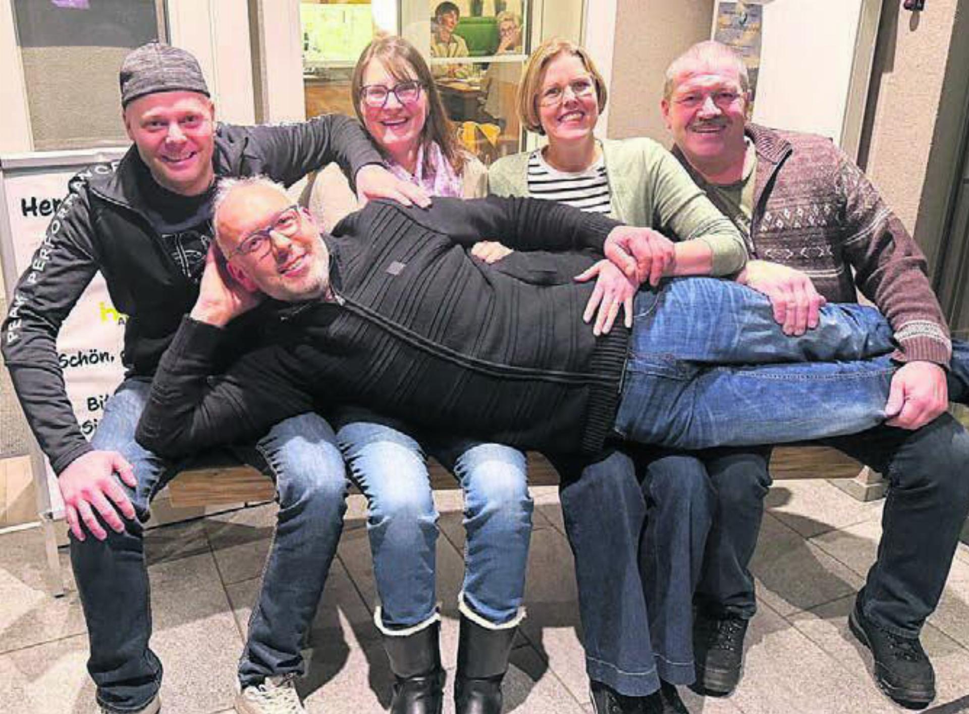 Ein Teil der Geehrten, von links: Philipp Küng, Brigitte Lauber, Susanne Gisler, Heinz Rosenberg und liegend Thomas Villiger. Bild: zg - Das Bild wird blockiert. – Möglicherweise durch einen aktiven Adblocker.