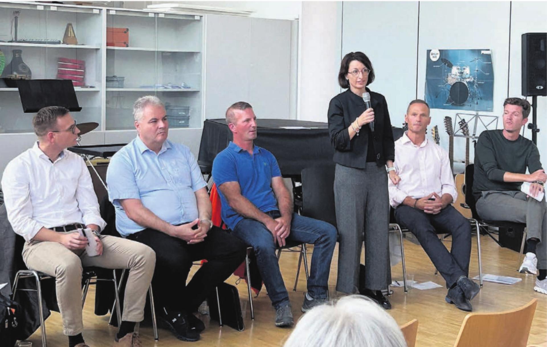 Die Beriker Gemeinderatskandidierenden legten ihre Ansichten dar: (v. l.) Yves Blülle, Stefan Bieri, Roland Koller, Petra Oggenfuss-Feldgrill, Patrick Stangl und Anthony Paine.
Bild: Sabrina Salm - Das Bild wird blockiert. – Möglicherweise durch einen aktiven Adblocker.