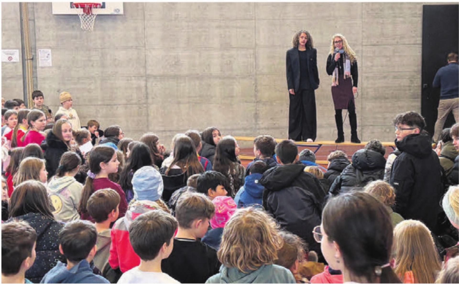 Alayah Pilgrim im Gespräch mit Schulleiterin Monja van Wegberg und vielen gespannten Zuhörerinnen und Zuhörern. Bild: zg - Das Bild wird blockiert. – Möglicherweise durch einen aktiven Adblocker.