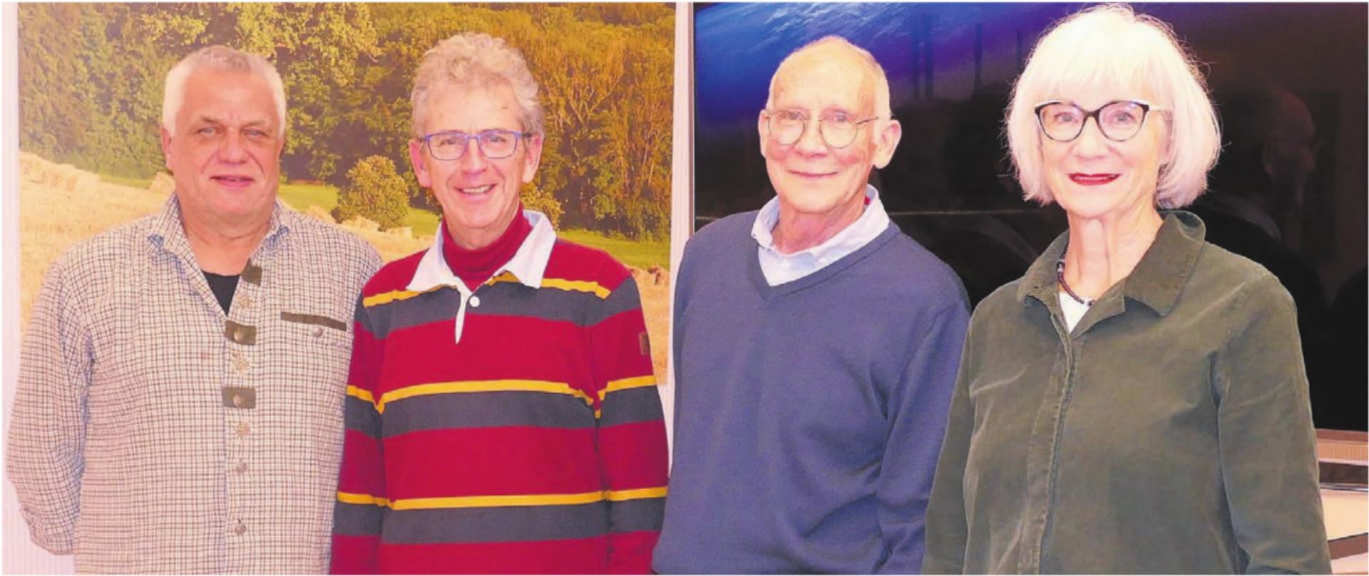 Die drei Organisatoren der IG Offenes Pfarreihuus und ihr Gast (von links:) Markus Schmid, Hans-Peter Stierli, Referent Gabriel Oser und Bea Geissmann. Bild: Stefan Treier - Das Bild wird blockiert. – Möglicherweise durch einen aktiven Adblocker.