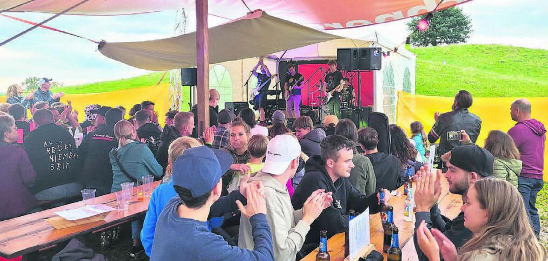 Die Niederwiler Band «The Yaks» sorgte bei ihrem ersten öffentlichen Konzert für ganz viel Stimmung. Bild: chh