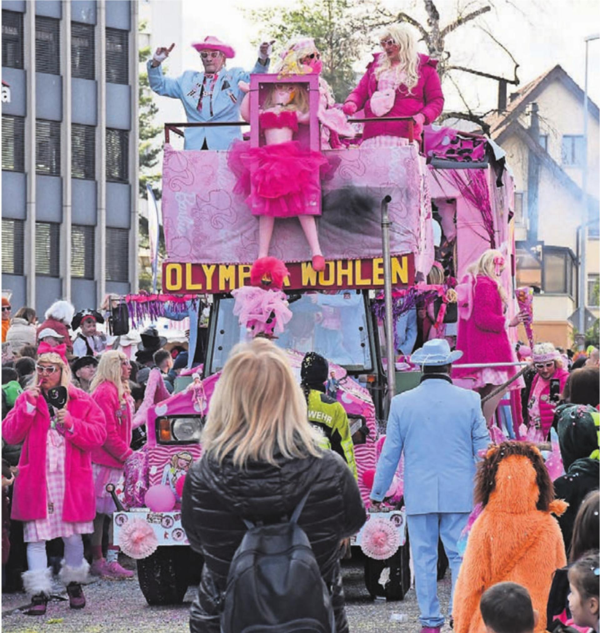 Von wegen Party: Dass der grosse Fasnachtsumzug auf einer verkürzten Route stattfinden soll, das macht viele sauer in der Gemeinde Wohlen. Bild: Archiv - Das Bild wird blockiert. – Möglicherweise durch einen aktiven Adblocker.