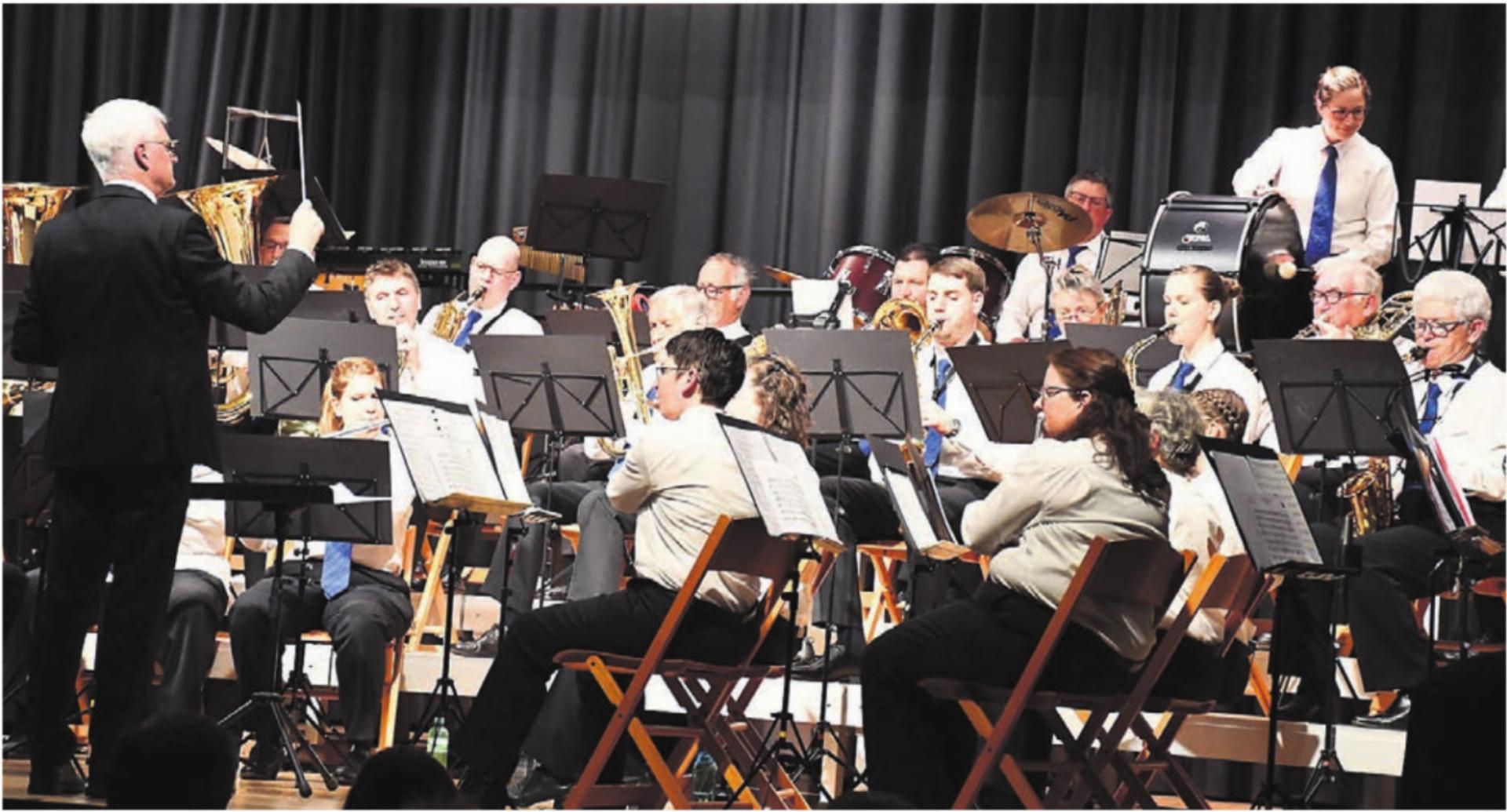 Dirigent Felix Müller, links, und die Musik Boswil, boten einmal mehr ein abwechslungsreiches Programm, welches das Publikum bestens unterhielt. Bilder: Verena Anna Wigger - Das Bild wird blockiert. – Möglicherweise durch einen aktiven Adblocker.