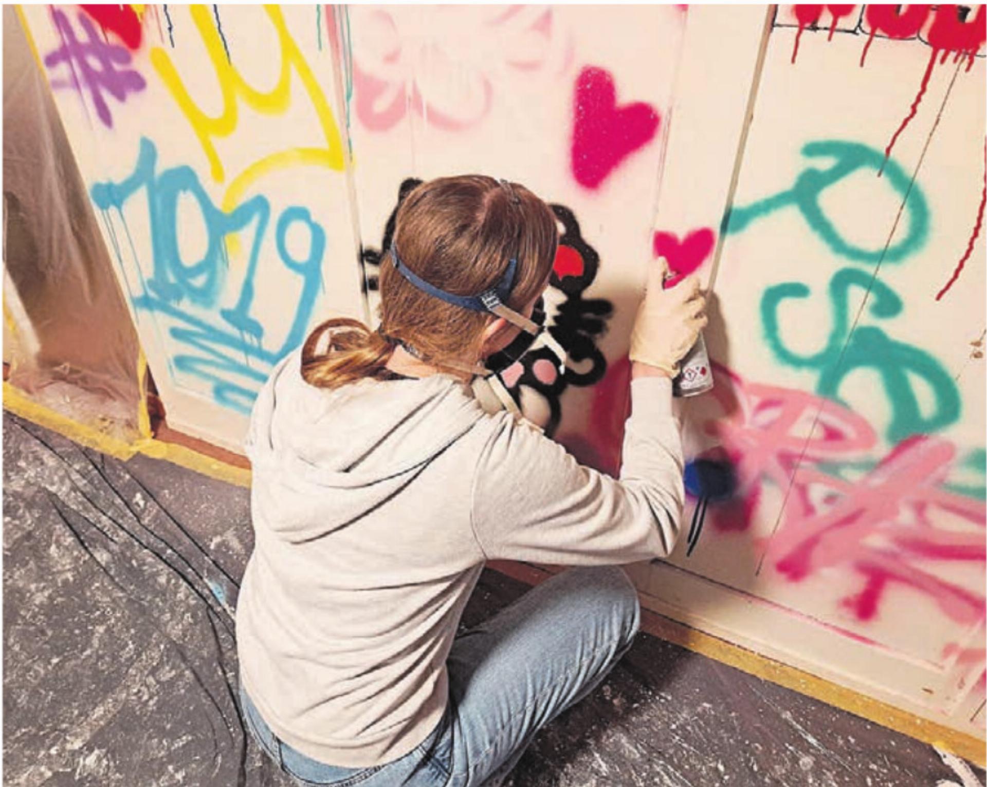 Beim Sprayen konnten die Jugendlichen ihre Kreativität beweisen. Bild: zg - Das Bild wird blockiert. – Möglicherweise durch einen aktiven Adblocker.