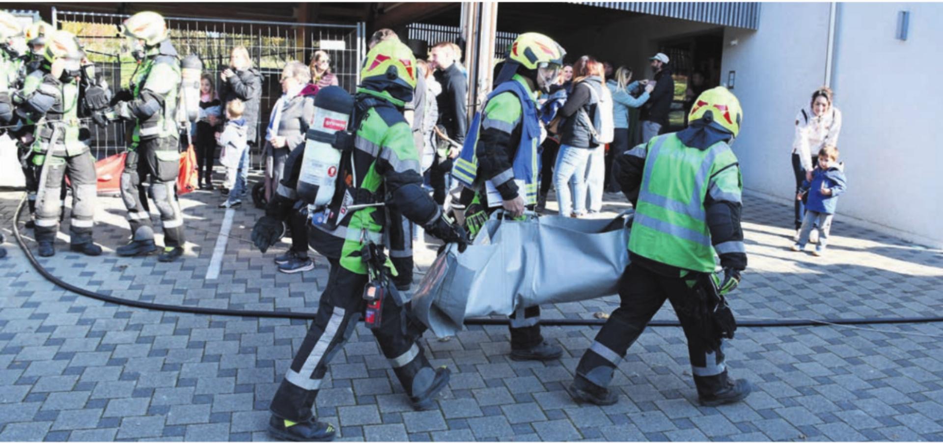 Der Atemschutztrupp demonstriert eine Rettung aus dem «brennenden» Haus. Bild: Verena Anna Wigger - Das Bild wird blockiert. – Möglicherweise durch einen aktiven Adblocker.