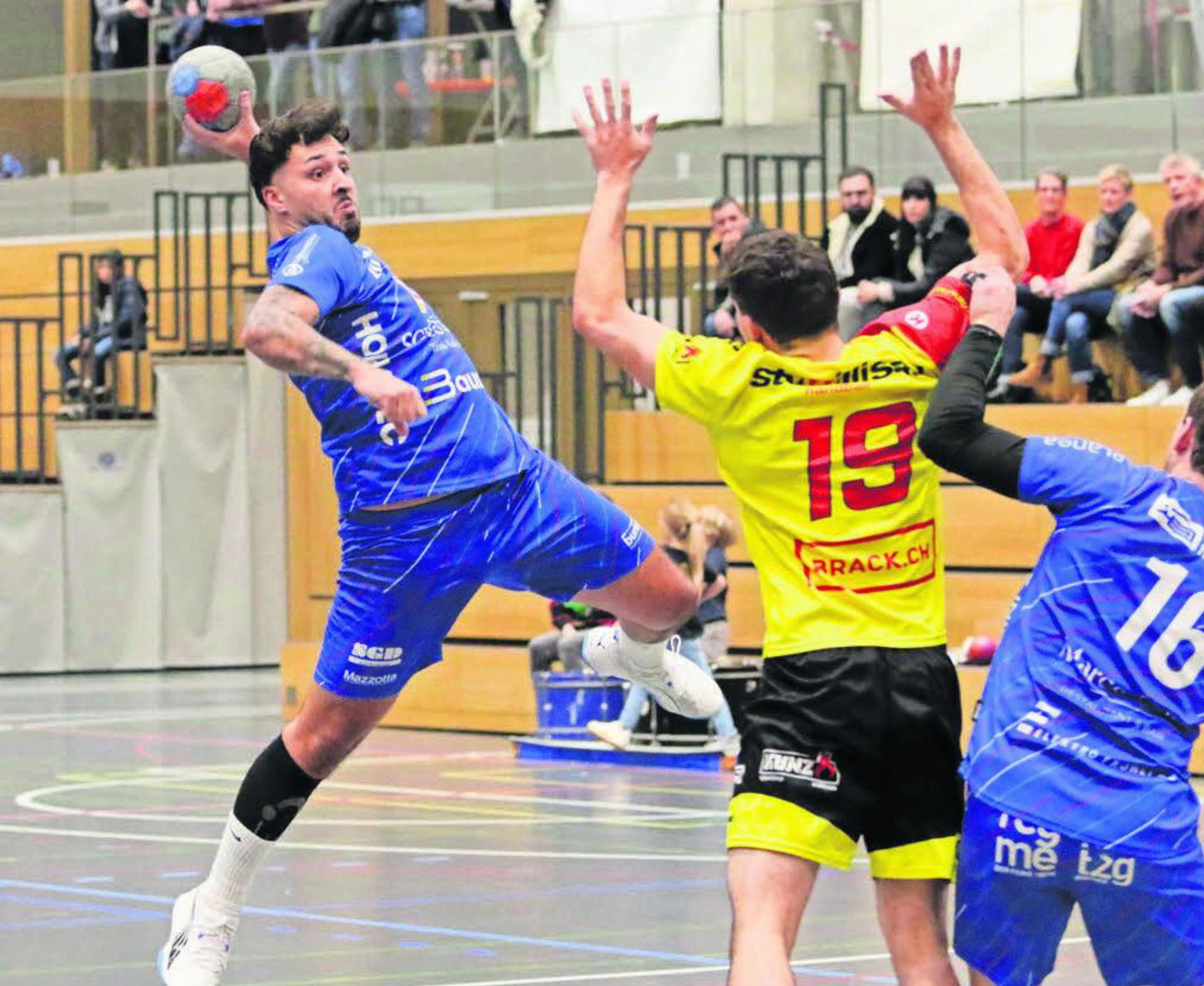 Tiago Botelho (links) ist von der Anspielzeit des Spitzenduells der SG Wohlen Mutschellen gegen Olten II nicht sonderlich begeistert. Er gibt sich trotzdem kämpferisch für das Duell. Bild: Archiv/jg