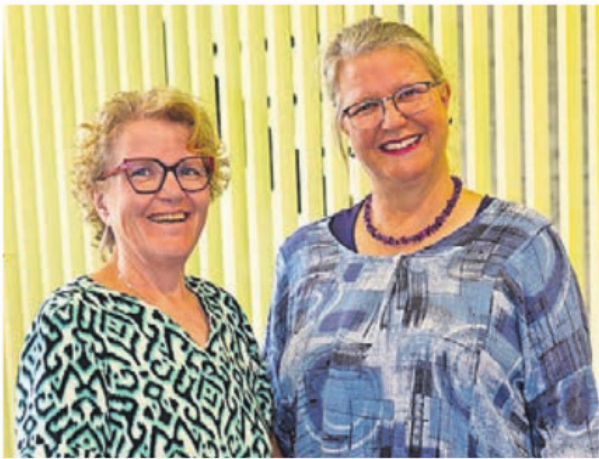Cécile Hanhart (links) und Maria Trost organisierten den Anlass mit. Bild: zg - Das Bild wird blockiert. – Möglicherweise durch einen aktiven Adblocker.