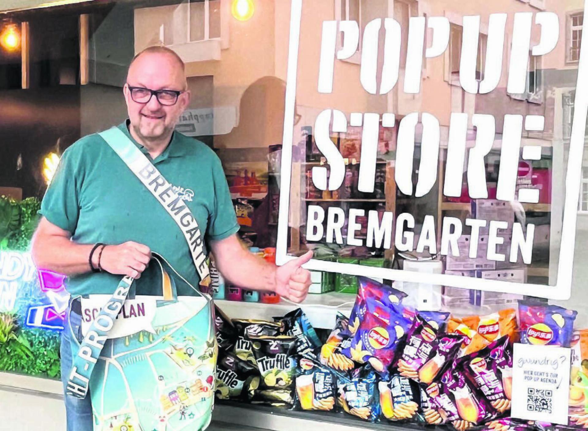 Ralph Nikolaiski vor «seinem» Pop-up-Store. Während des Leuefäschts war er selber rege dort anzutreffen.