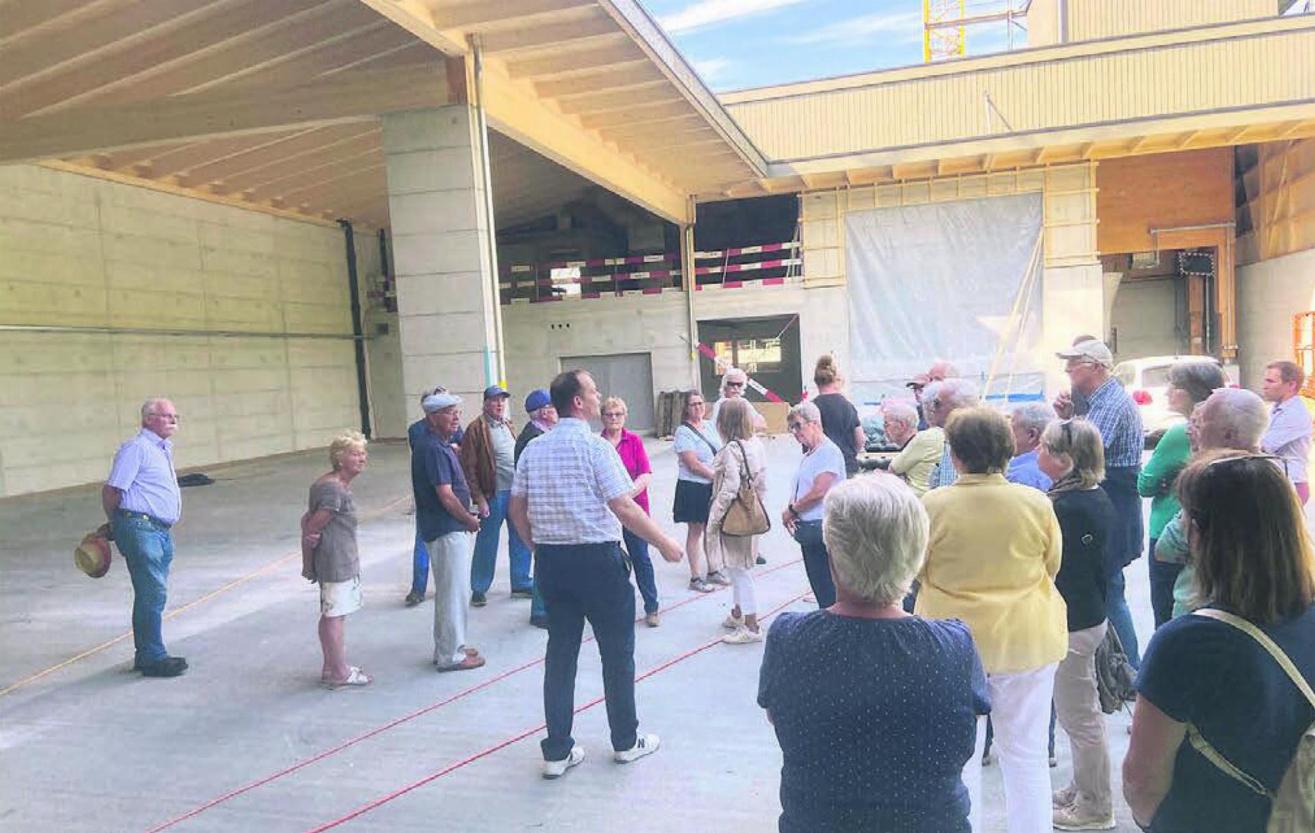 In zwei Gruppen führten Gemeindeschreiber Urs Schumacher und Gemeinderat Michel Gutknecht die interessierte Bevölkerung über die Arealüberbauung Gemeindehaus. Hier besichtigen sie den fast fertig erstellten Werkhof. Bilder: Sabrina Salm