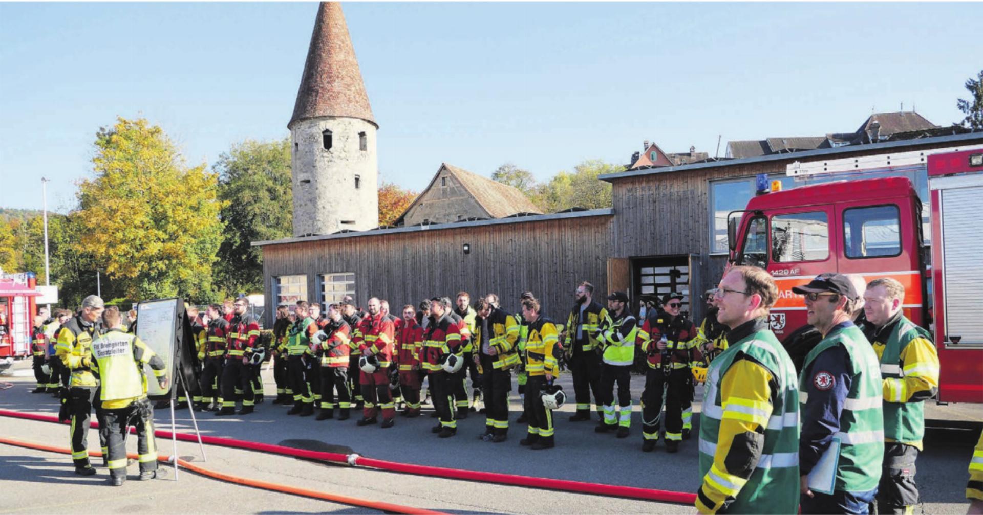 Nach dem Einsatz folgt gleich das Resümee: Die Bremgarter Feuerwehrleute besprechen die eben absolvierte Hauptübung. Bild: Vincenz Brunner - Das Bild wird blockiert. – Möglicherweise durch einen aktiven Adblocker.
