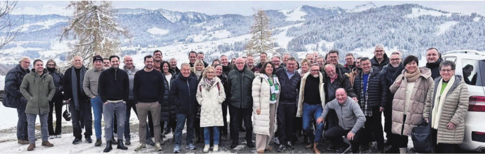 In Ebnat-Kappel machte die Wohler Delegation einen Halt im Restaurant Sonne bei Alt-Nationalrat Toni Brunner. Bilder: str - Das Bild wird blockiert. – Möglicherweise durch einen aktiven Adblocker.