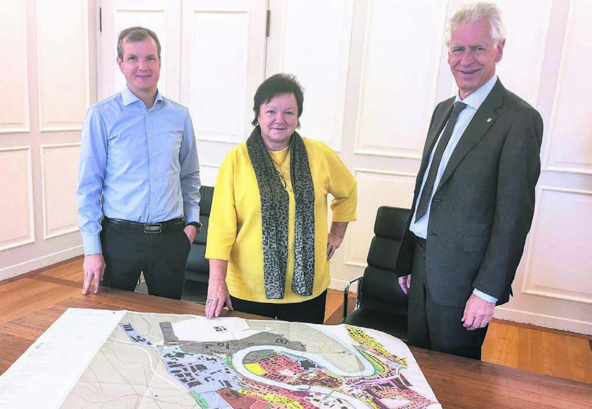 Die Ausarbeitung des neuen Regelwerks war ein jahrelanger Prozess mit zahlreichen Involvierten und vielen Etappen. Hier präsentieren Stefan Walder (Leiter Abteilung Bau), Doris Stöckli (Vizeammann) und Raymond Tellenbach (Stadtammann) 2021 einen der zahlreichen Zwischenschritte. Bis zur definitiven Genehmigung der BNO braucht es nun weiterhin Geduld. Bild: Archiv