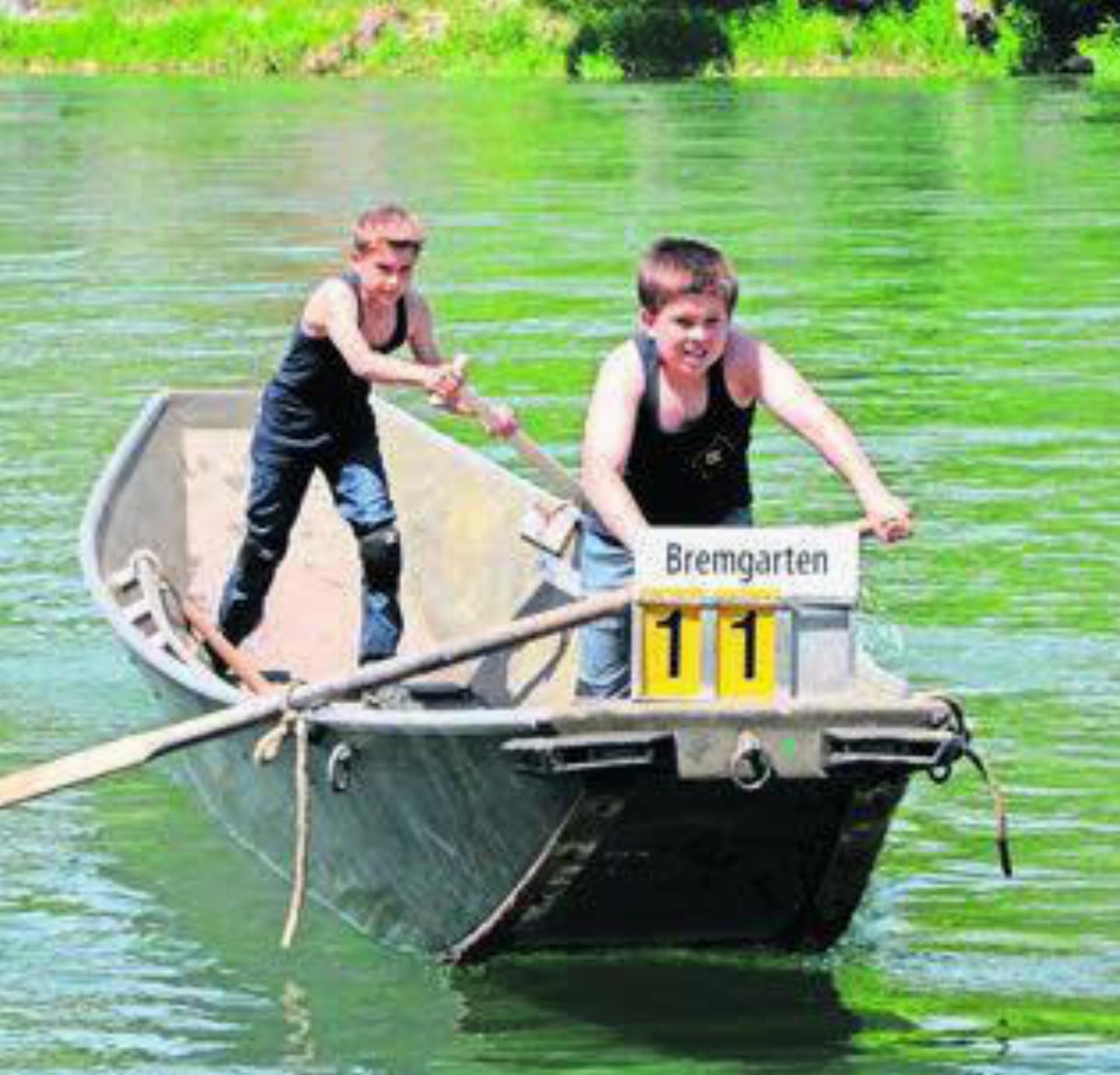 Zwei Jungpontoniere mit vollem Einsatz am Rudern im Weidling. Bild: zg
