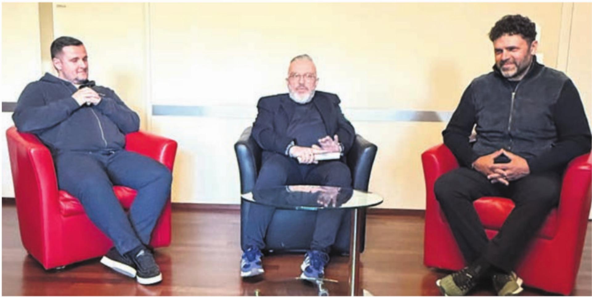 Kamen auf Einladung des FC Mutschellen: (v. l.) Shani Tarashaj, Giovi Marti und Uli Forte.    Bild: zg - Das Bild wird blockiert. – Möglicherweise durch einen aktiven Adblocker.