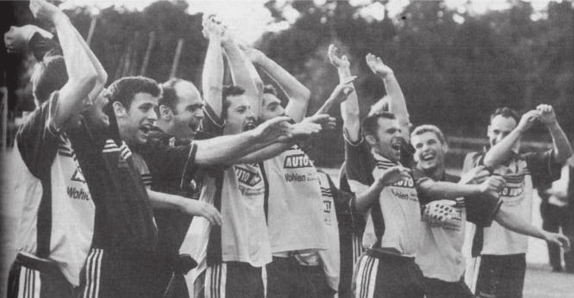Nach dem 2:1-Sieg in Dürrenast jubeln die Spieler des FC Wohlen, der Aufstieg ist geschafft. Bild: Archiv