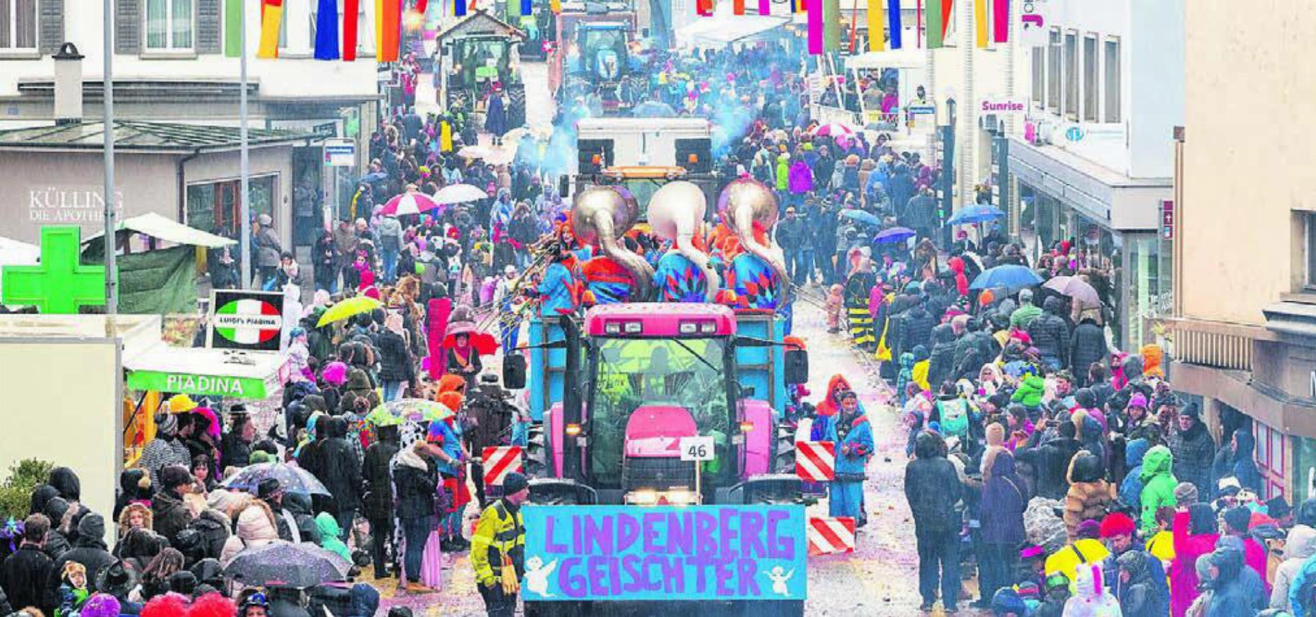 Am Fasnachtsumzug herrscht nicht nur auf der Strasse ein buntes und närrisches Treiben. Bild: Archiv - Das Bild wird blockiert. – Möglicherweise durch einen aktiven Adblocker.
