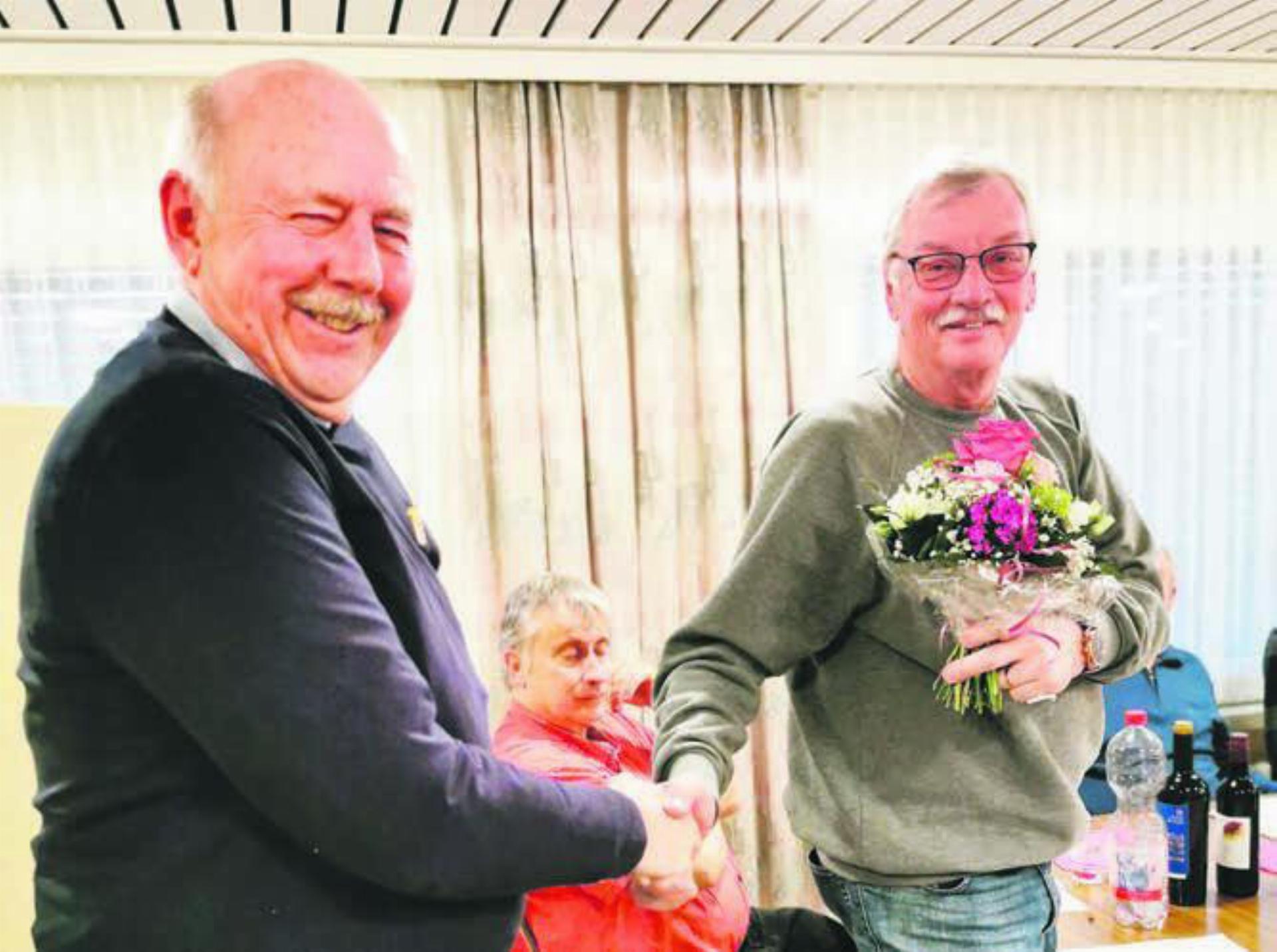 Präsident Urs Schrepfer gratulierte dem Jubilar Kurt Döring zu 25 Jahren Mitgliedschaft. Bild: zg