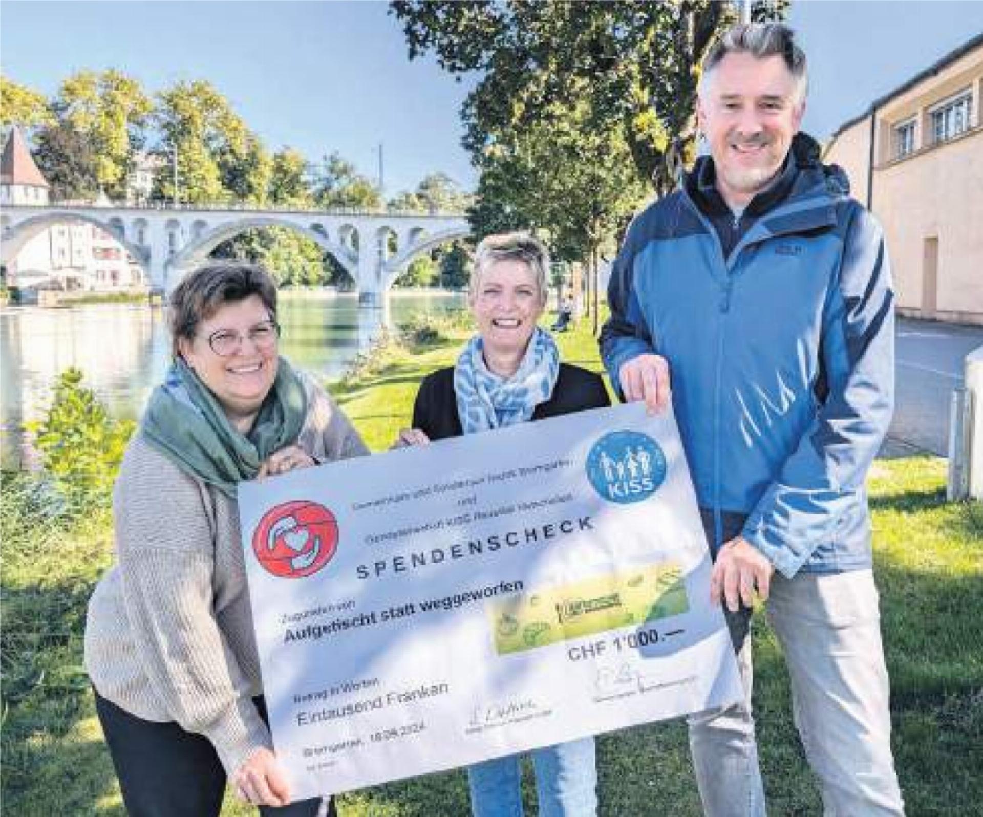 Daniela Gamper (l.) und Stefan Dietrich überreichen Doris Peier von ASW das Auflösungsgeschenk der GSB. Bild: Marco Huwyler