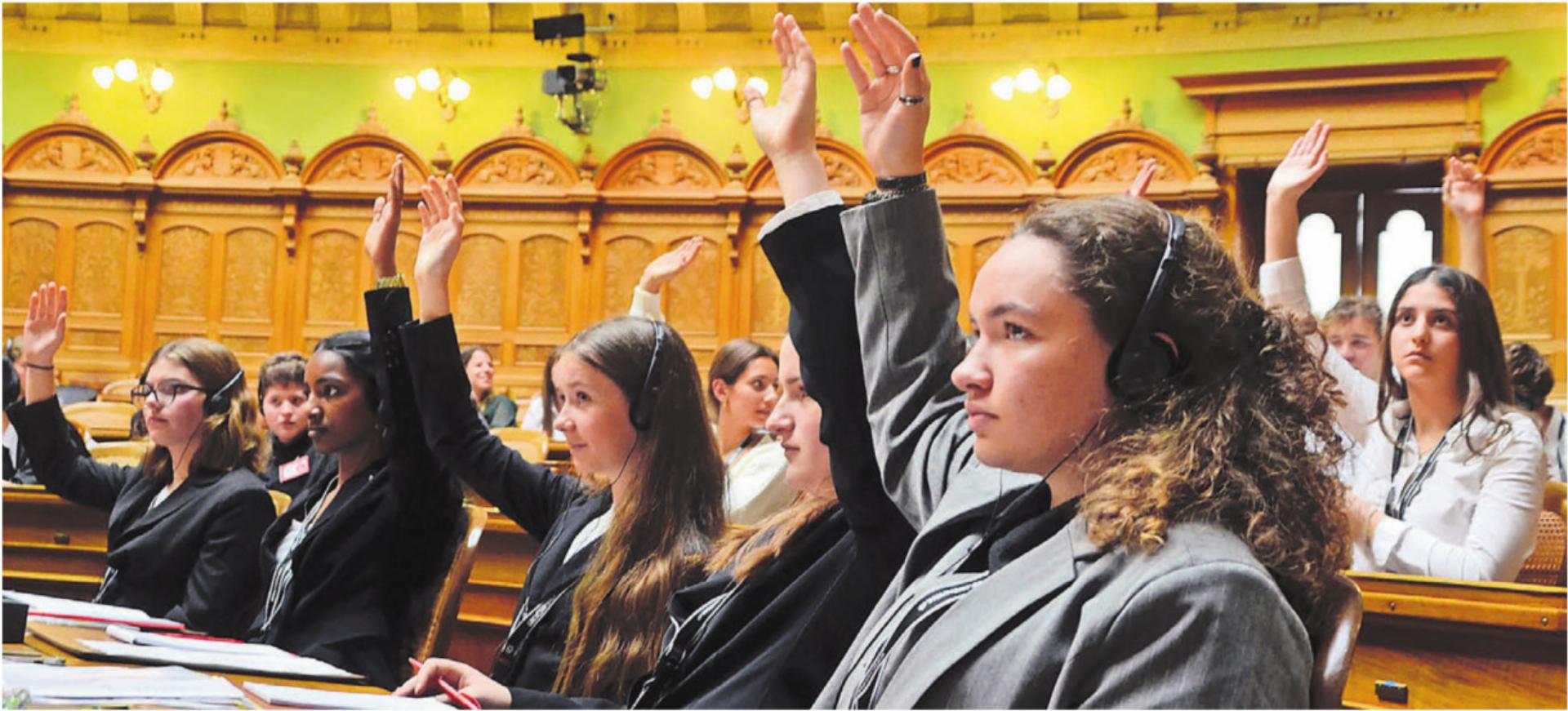 Showdown im Bundeshaus: Wo sonst die Nationalräte abstimmen, durften am Mittwochnachmittag die Jugendlichen ran. Im Bild die Fraktion aus Muri. Bilder: Thomas Stöckli - Das Bild wird blockiert. – Möglicherweise durch einen aktiven Adblocker.