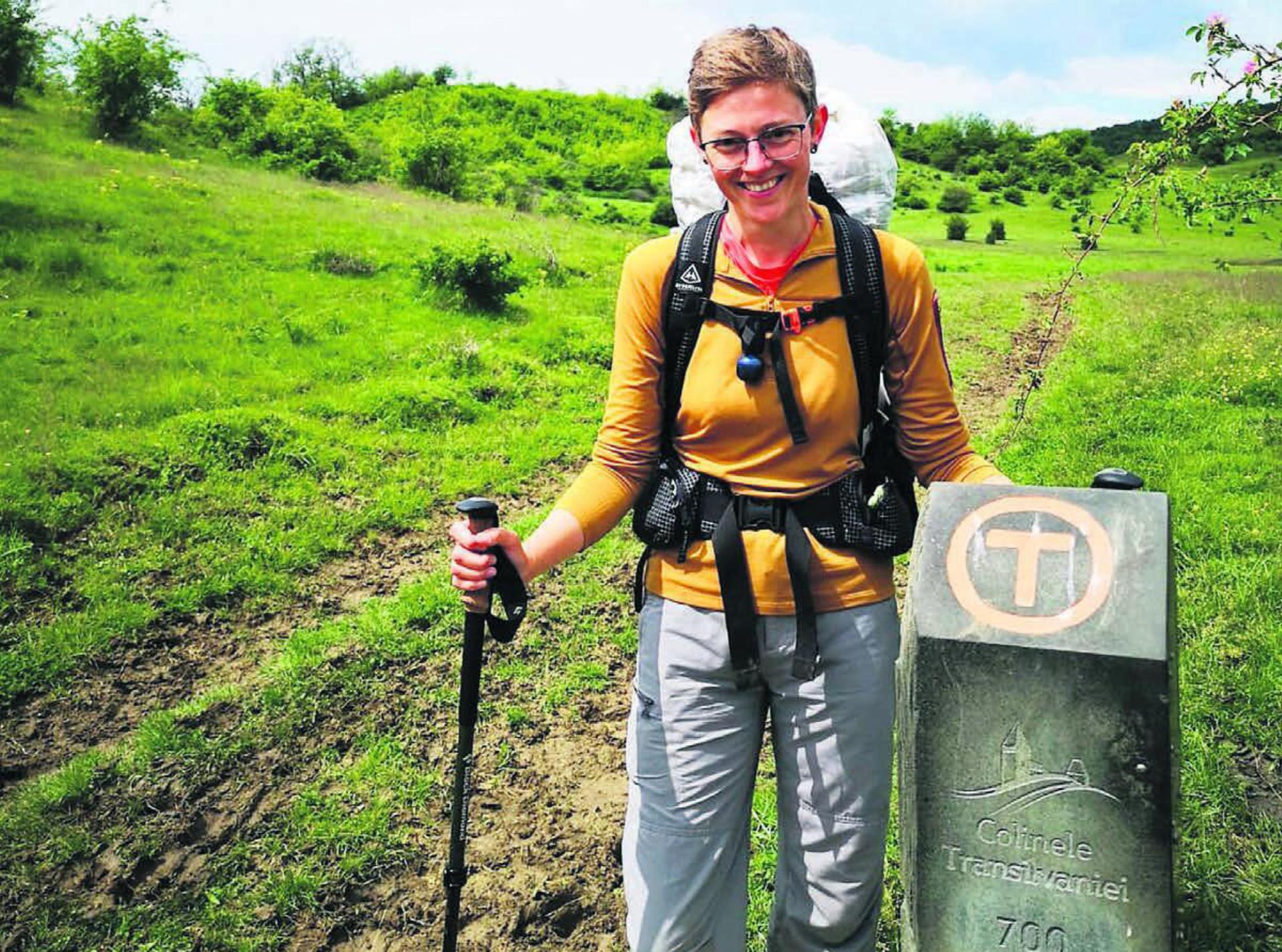 Einer der vielen Meilensteine. Gesa von Hirschheydt 
posiert beim Wegstein, der die Hälfte der Via Transilvanica anzeigt. Mittlerweile hat sie die Tausend-Kilometer-Marke längst 
passiert.
Bilder: zg