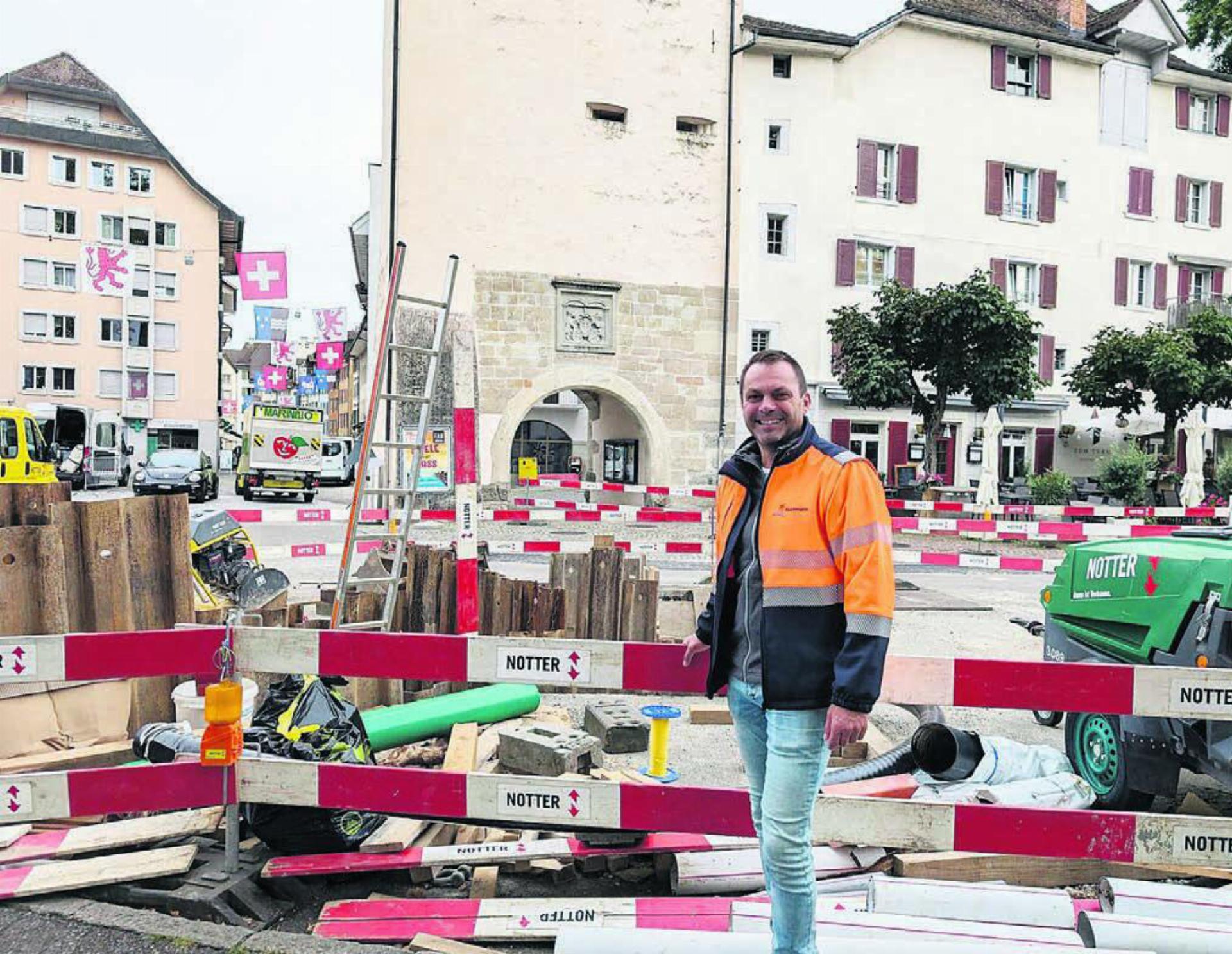 Der Altstadteingang ist momentan Baustelle. Walter Beer schaut hier als Bauherrenvertreter der Stadt nach dem Rechten. Bild: Marco Huwyler