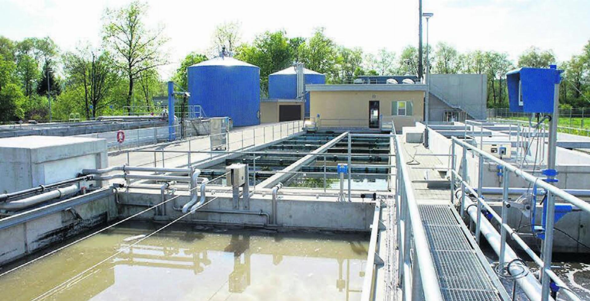 Ein Ausbau dürfte schwierig werden: Die ARA Kelleramt liegt am Rand eines Naturschutzgebiets an der Reuss. Bilder: zg