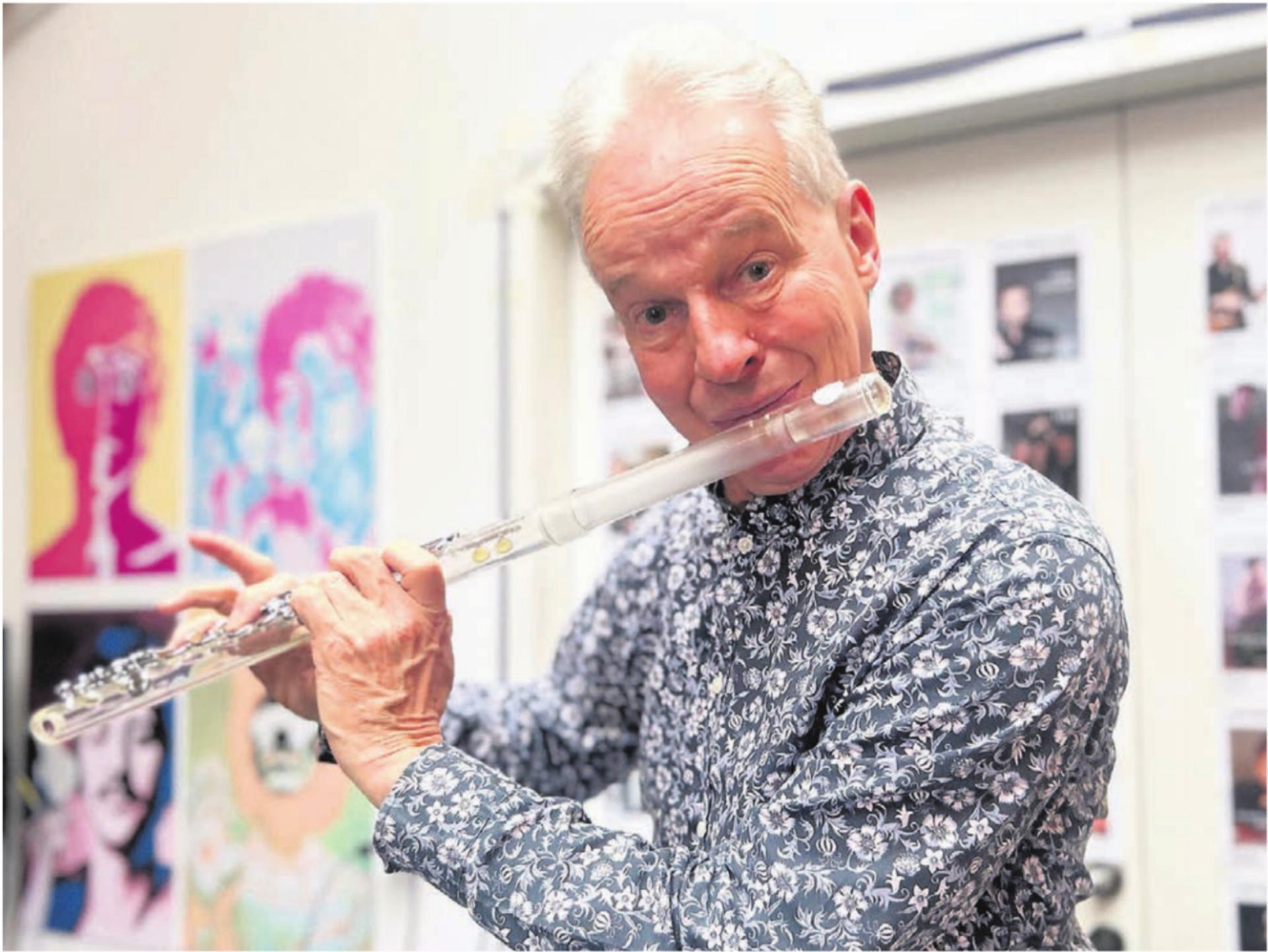 Zwar ist der Musiklehrer nun im Ruhestand, aber seine Leidenschaft für Querflöten ist ungebrochen. Hier präsentiert Stefan Keller seine neuste Querflöte, die gänzlich aus Plexiglas besteht – eine Rarität. Bild: Sabrina Salm - Das Bild wird blockiert. – Möglicherweise durch einen aktiven Adblocker.
