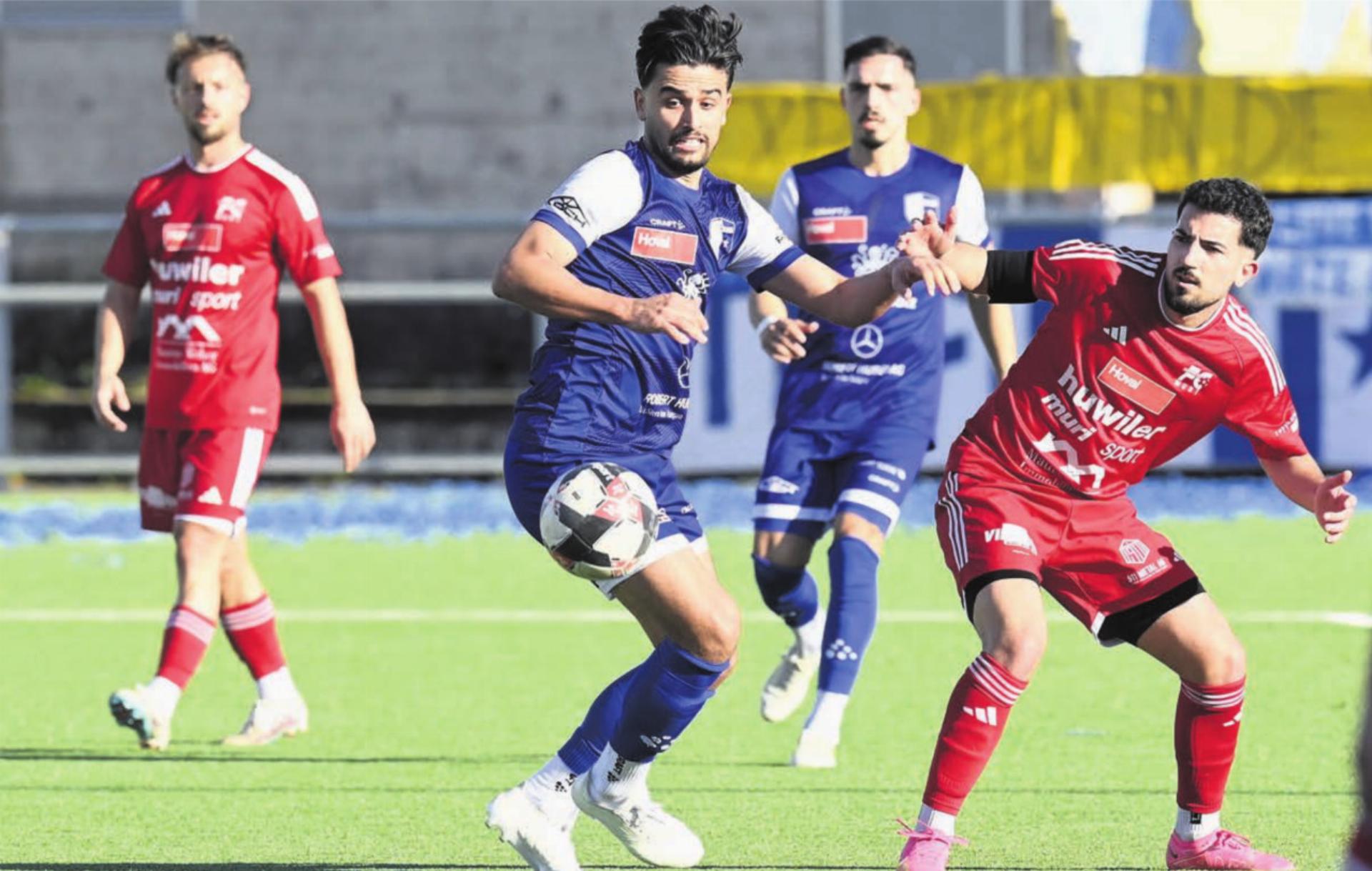 Der FC Wohlen (Bijan Dalvand, links) und der FC Muri (Miguel Ferreira, rechts) trafen vergangene Saison in der Meisterschaft aufeinander. Jetzt könnten sie Gegner am ersten Axa-Cup sein. Bild: Archiv/awa