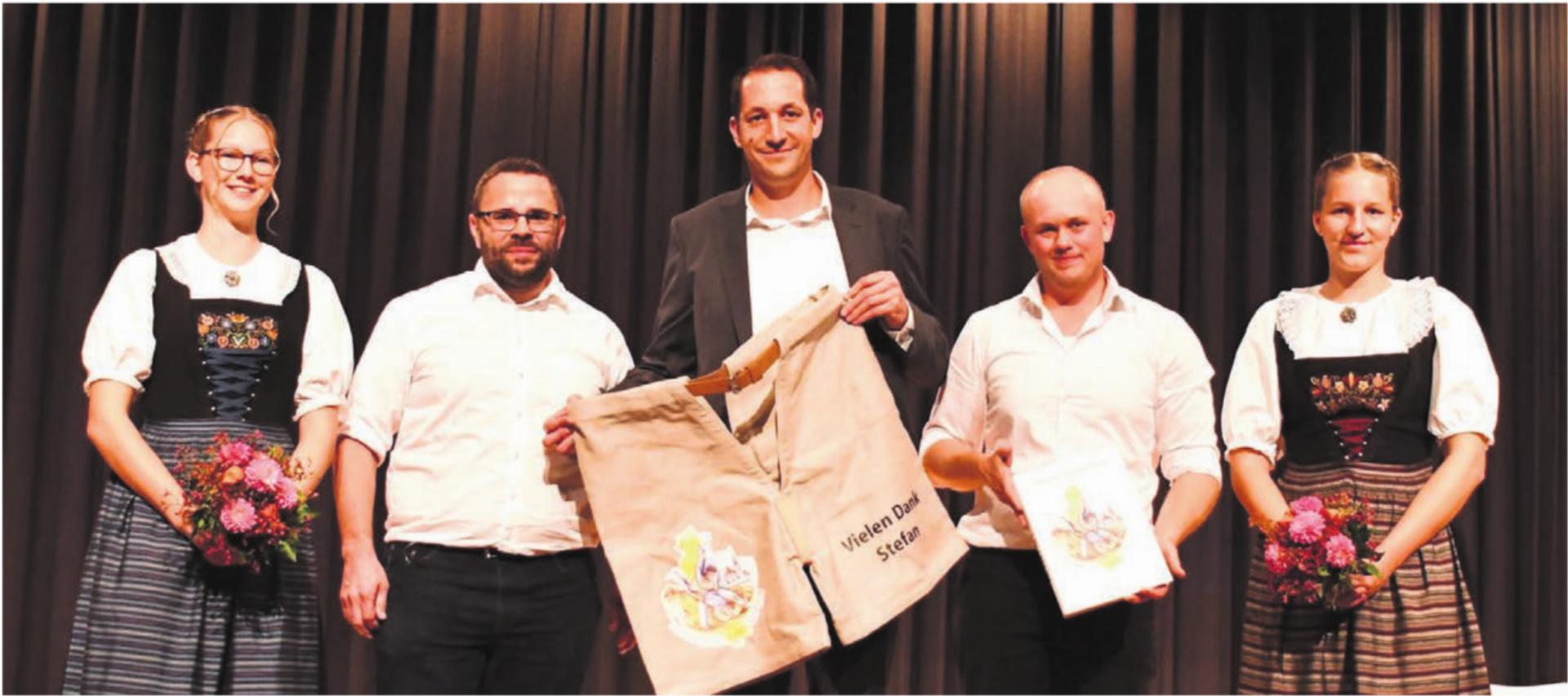 Begleitet von Ehrendamen und mit viel Genugtuung zur Buchpräsentation: Adrian Stump (links), Buchautor Stefan Sprenger (mit geschenkter Schwingerhose) und Marco Küng, Präsident des Schwingklubs Freiamt. Bild: Verena Anna Wigger - Das Bild wird blockiert. – Möglicherweise durch einen aktiven Adblocker.