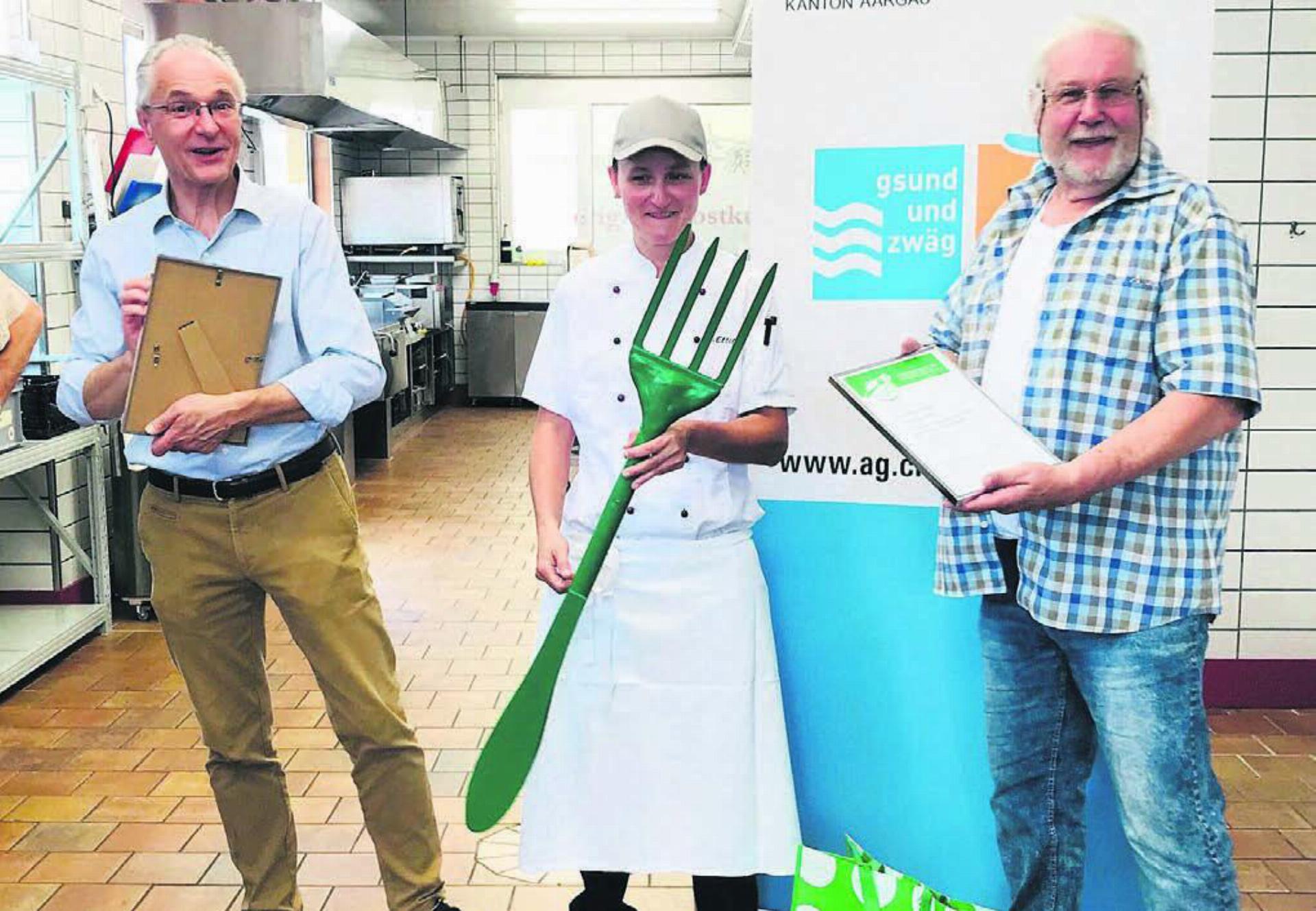 René Holenweger («Marco Polo»), Claudia Etterlin (Küchenchefin) und Heinz Widmer (VAAS) freuen sich über den Erhalt der grünen Gabel.
Bild: zg